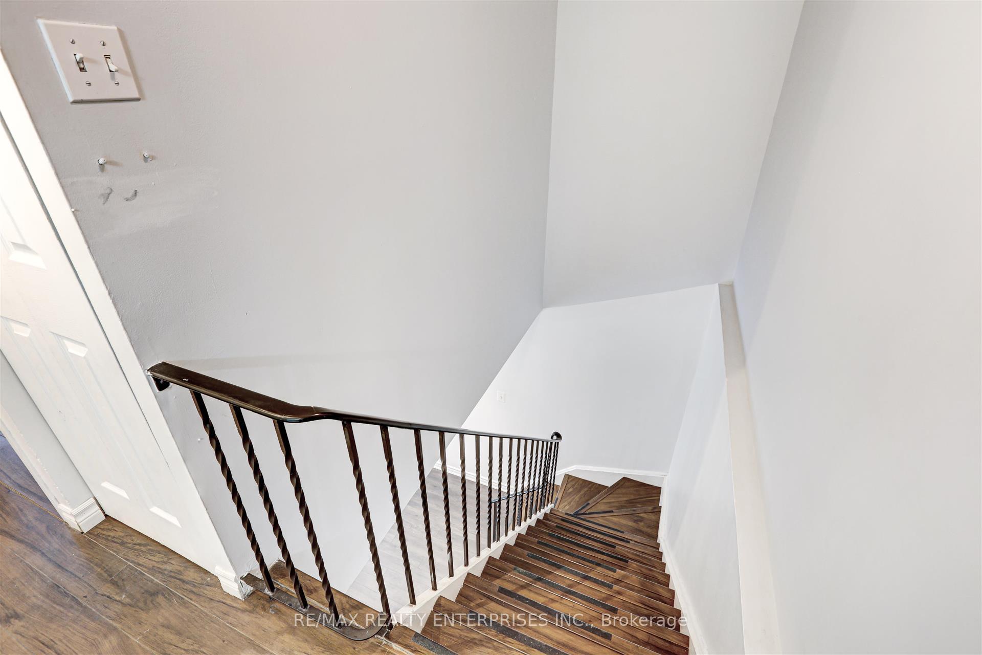 3 Bedrooms Condo at 2001 Bonnymede, Mississauga For sale