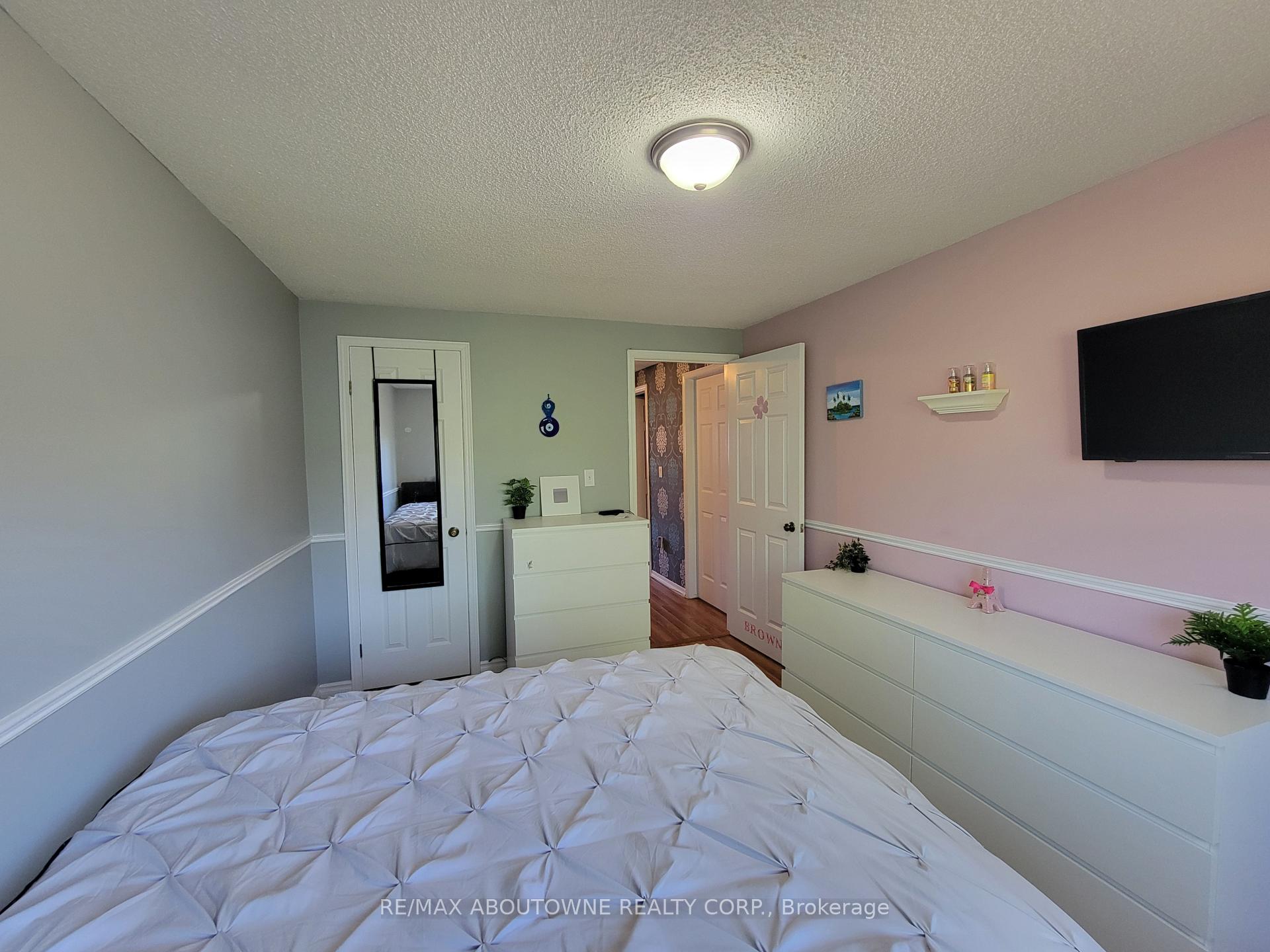 3 Bedrooms Condo at 1 Royalwood, Hamilton For sale
