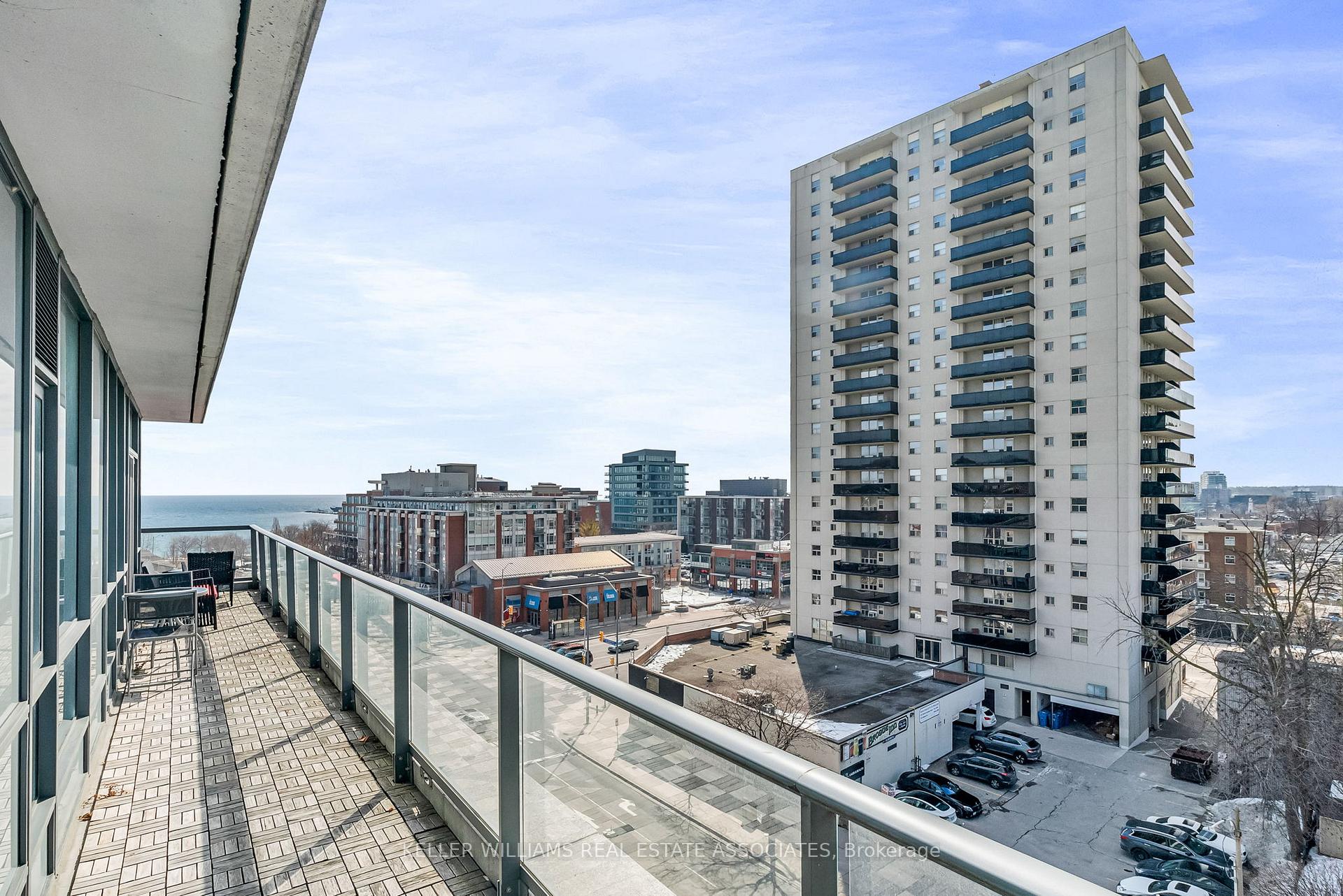 2 Bedrooms Condo at 1 Hurontario, Mississauga For sale