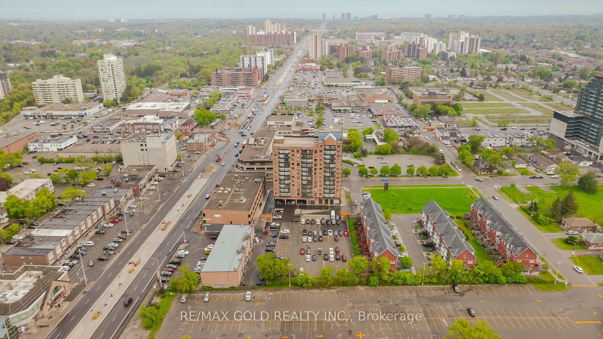 3 Bedrooms Condo at 25 Agnes, Mississauga For sale