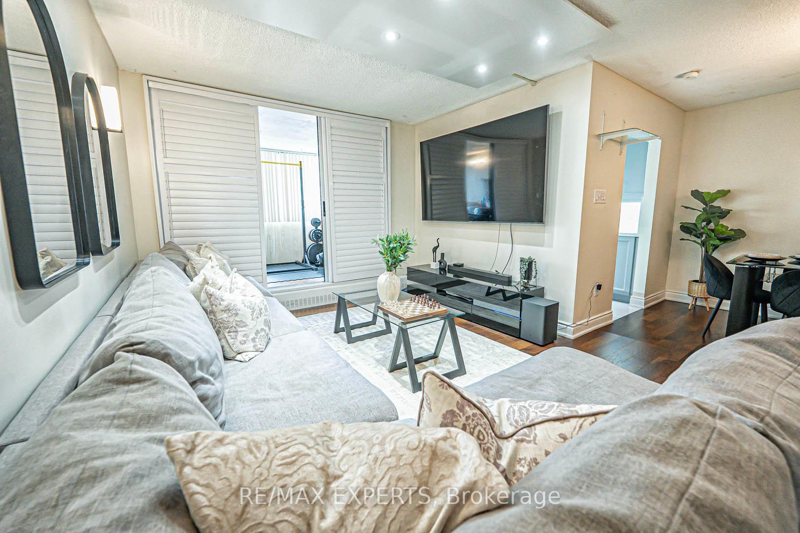 3 Bedrooms Condo at 1625 Bloor, Mississauga For sale