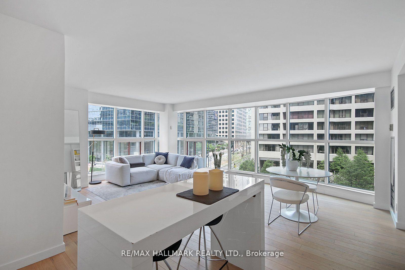2 Bedrooms Condo at 77 Harbour, Toronto For sale