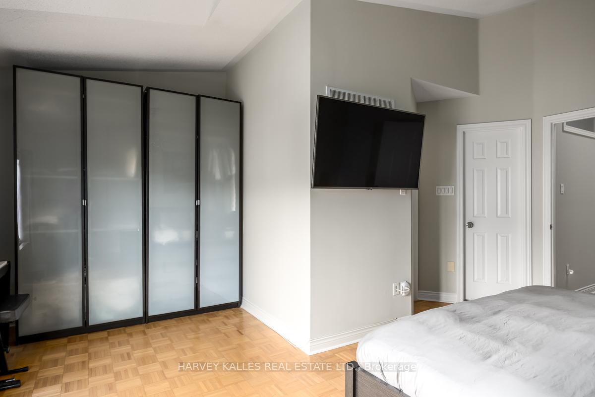 18 Clark Avenue W 64