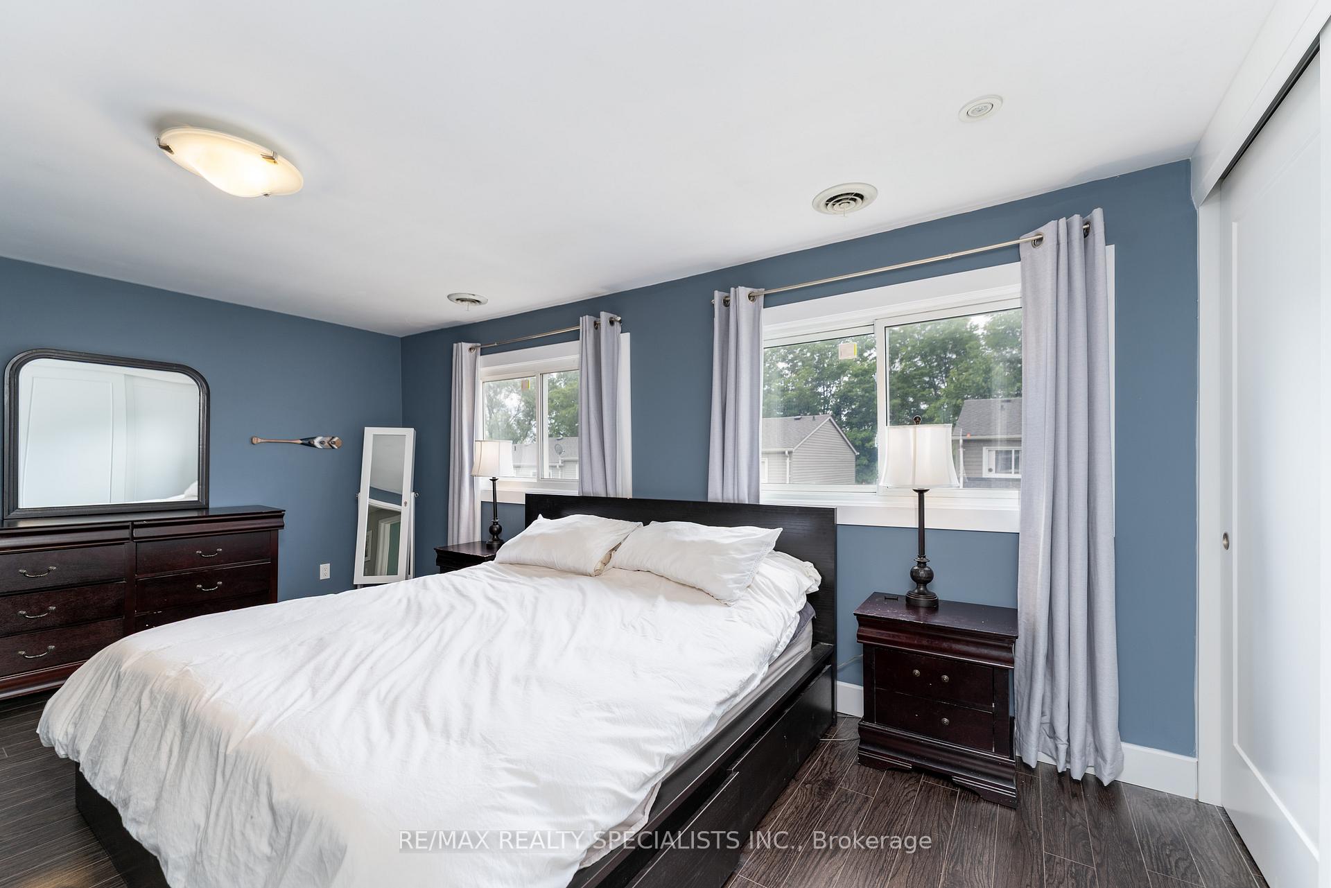 3 Bedrooms Condo at 2050 Upper Middle, Burlington For sale