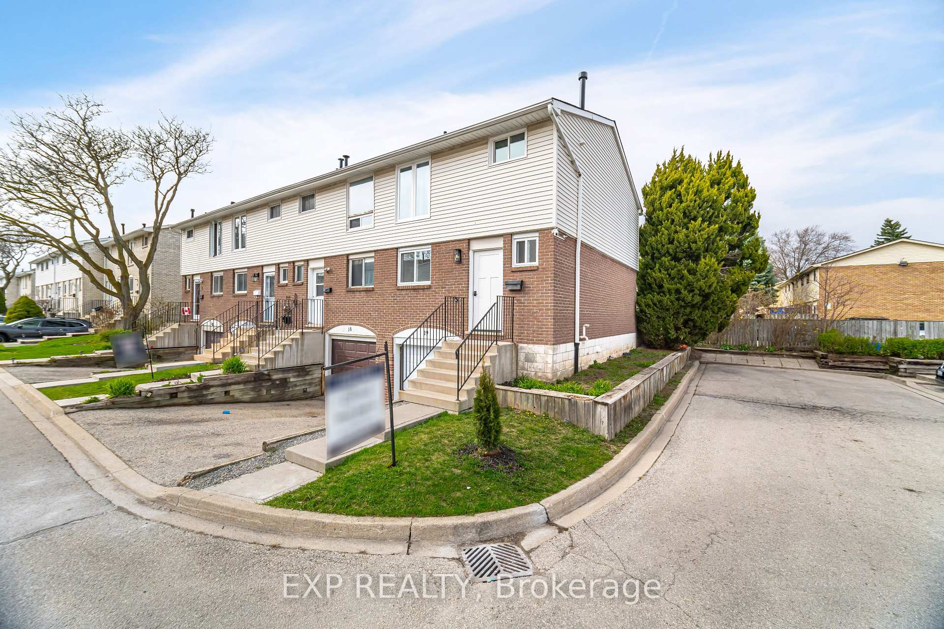 3 Bedrooms Condo at 120 Quigley,  Hamilton For sale