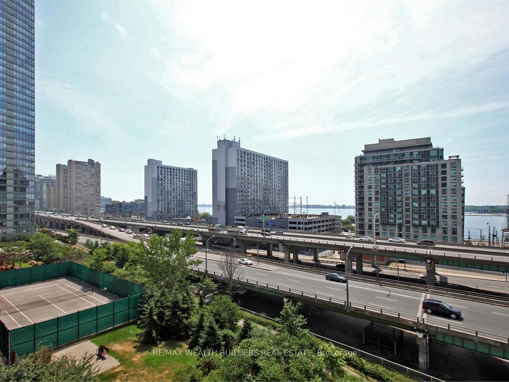 3 Bedrooms Condo at 35 Mariner,  Toronto For sale