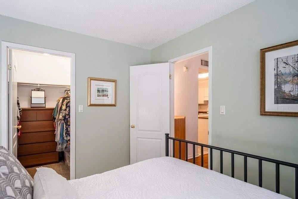 4189 Dundas Street W 204