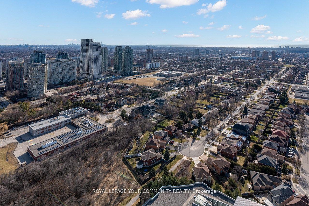 2 Bedrooms Condo at 225 Webb, Mississauga For sale