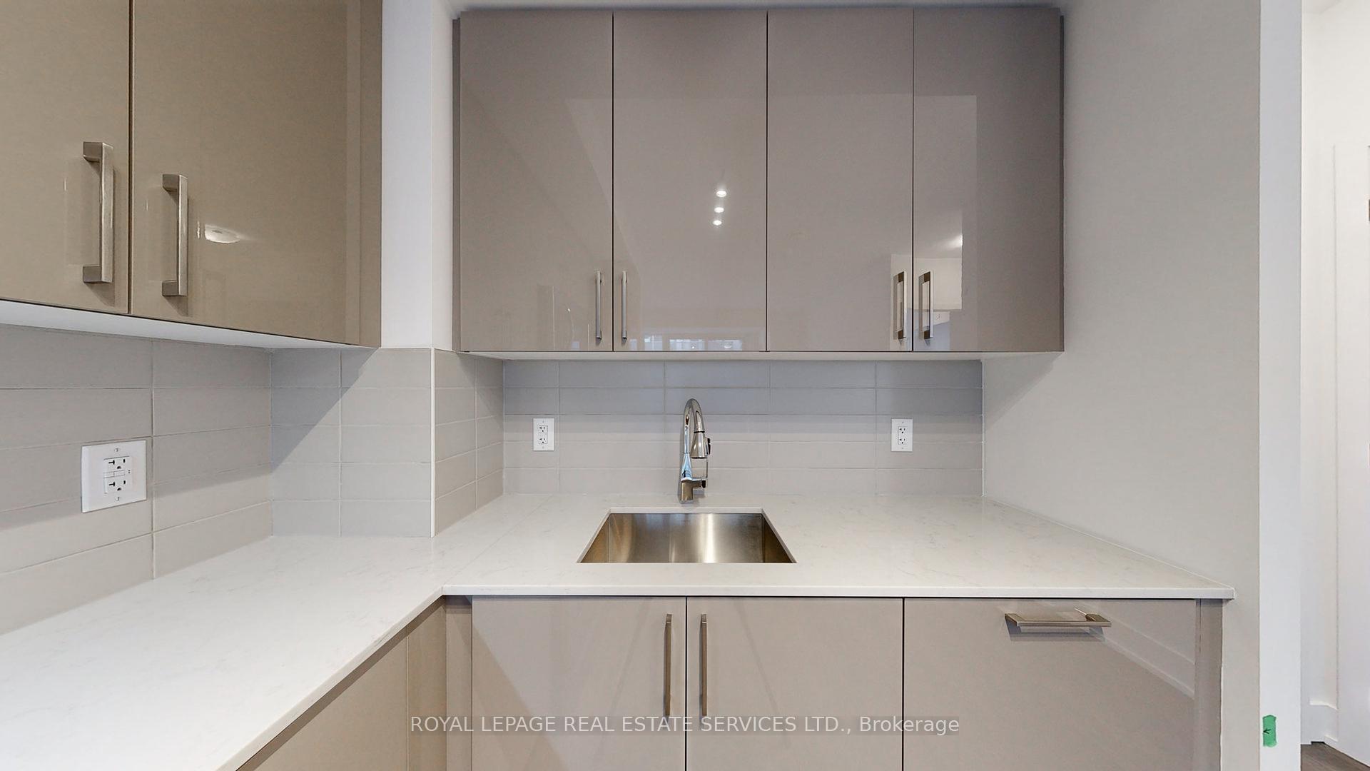 2 Bedrooms Condo at 2450 Old Bronte, Oakville For sale