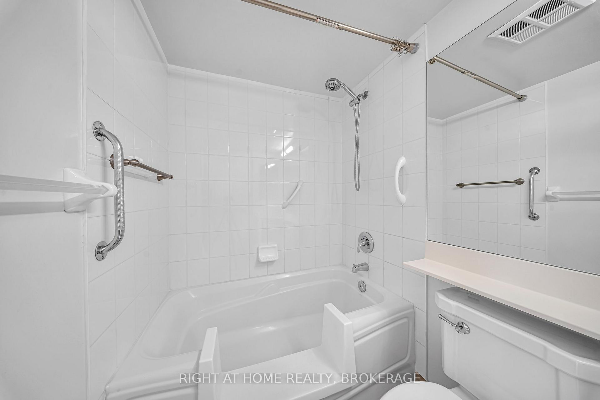 2 Bedrooms Condo at 55 STRATHAVEN, Mississauga For sale
