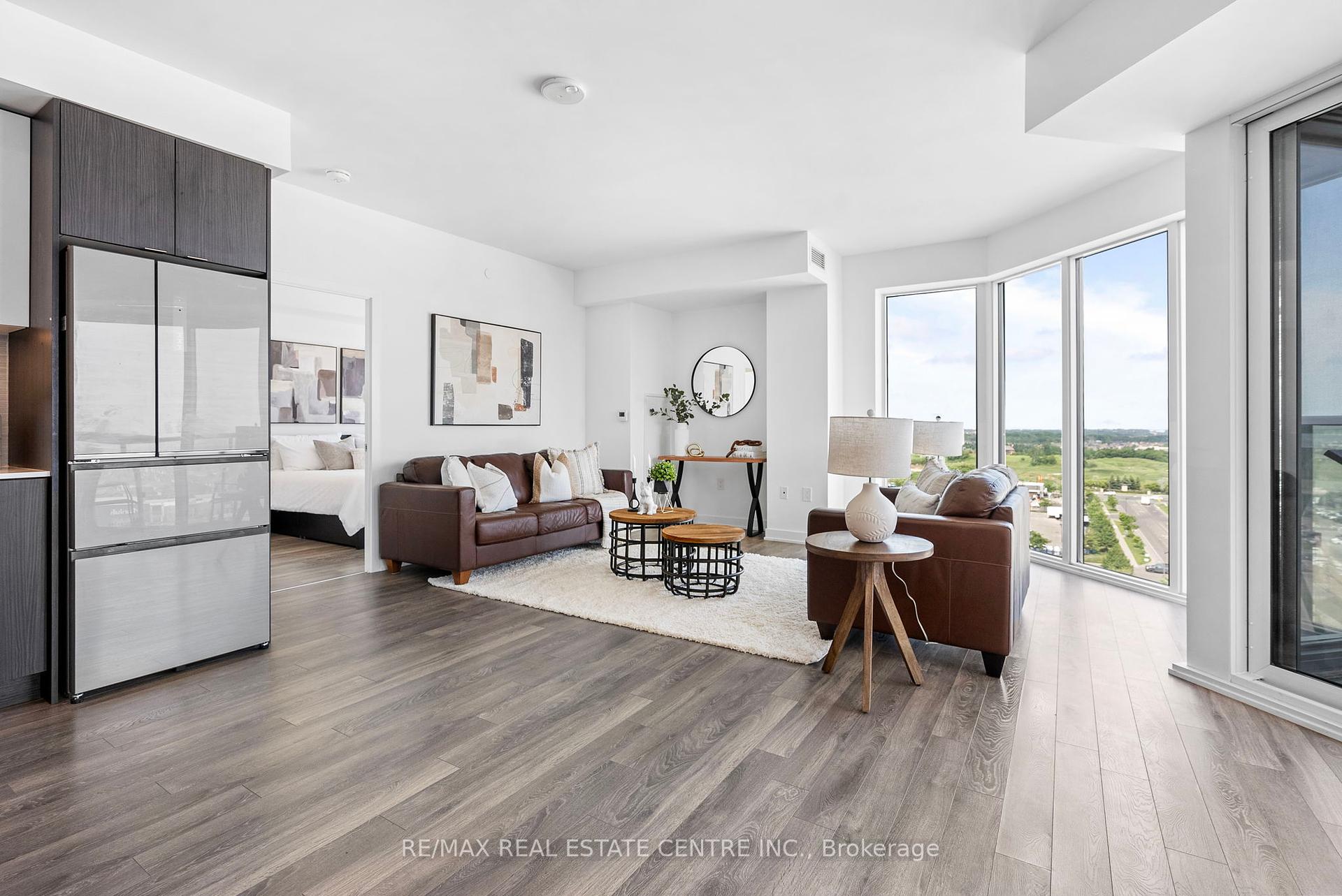 3 Bedrooms Condo at 100 Eagle Rock, Vaughan For sale