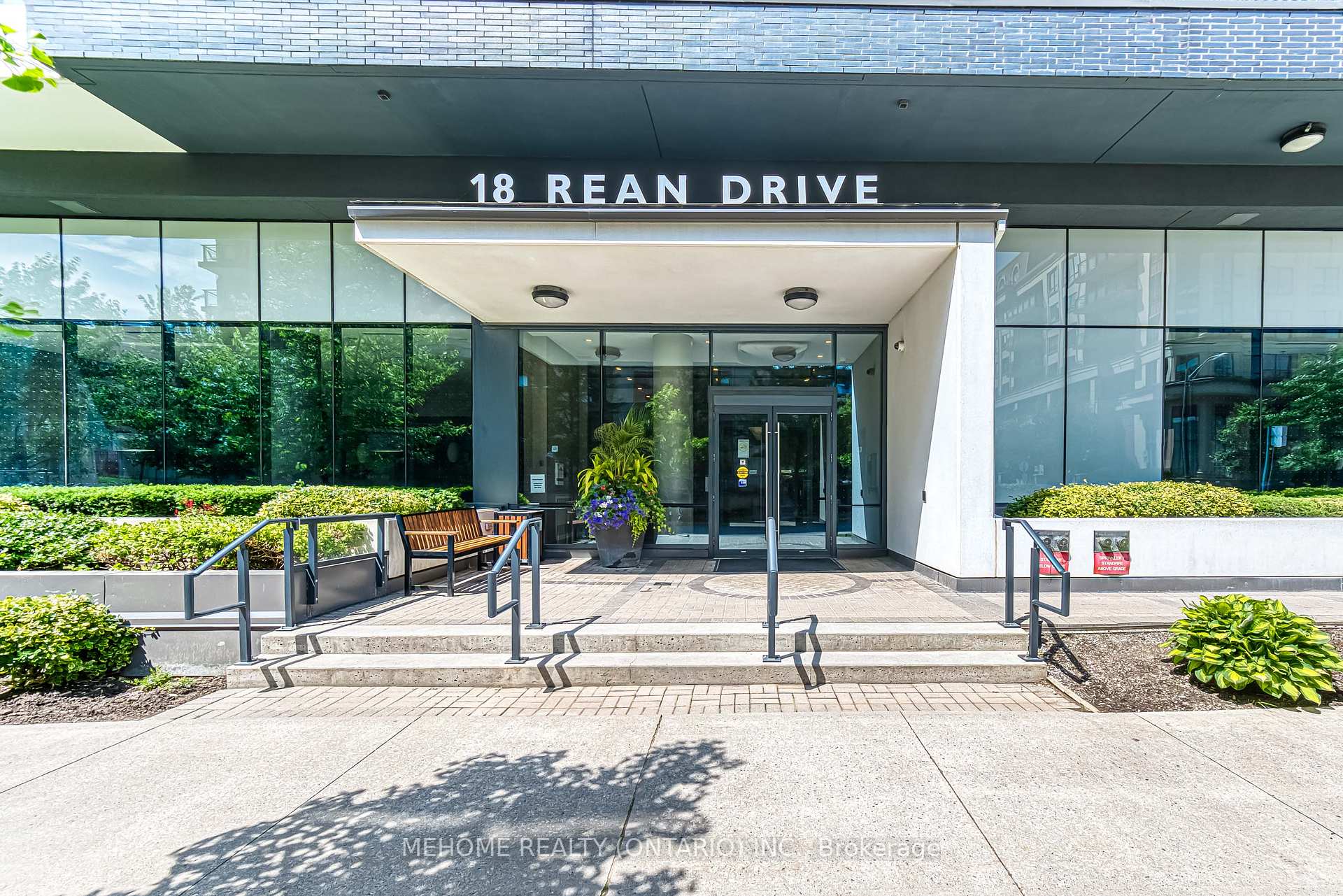 2 Bedrooms Condo at 18 Rean, Toronto For sale