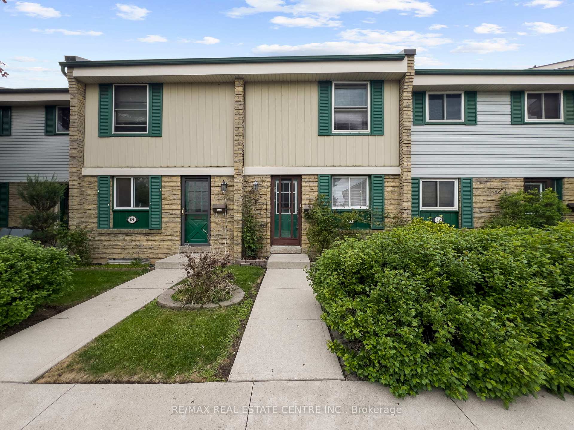 3 Bedrooms Condo at 2779 Gananoque, Mississauga For sale
