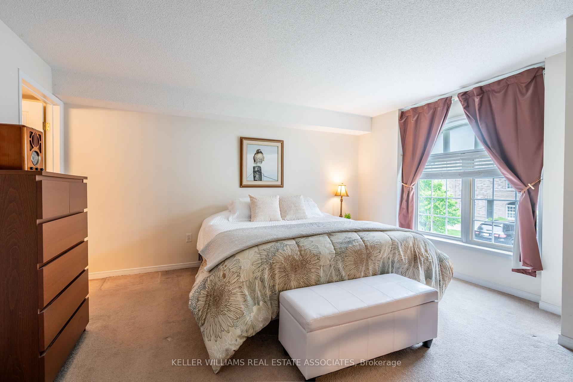 2 Bedrooms Condo at 216 Plains, Burlington For sale