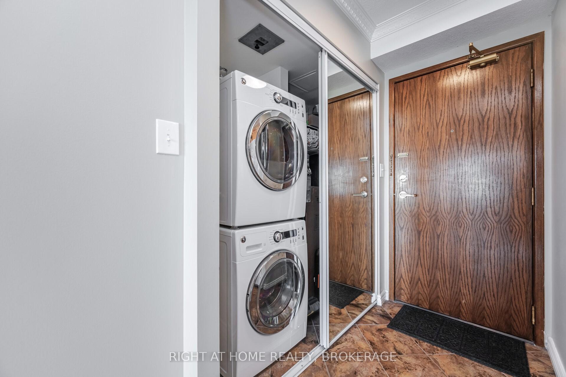 3 Bedrooms Condo at 1276 Maple Crossing, Burlington For sale