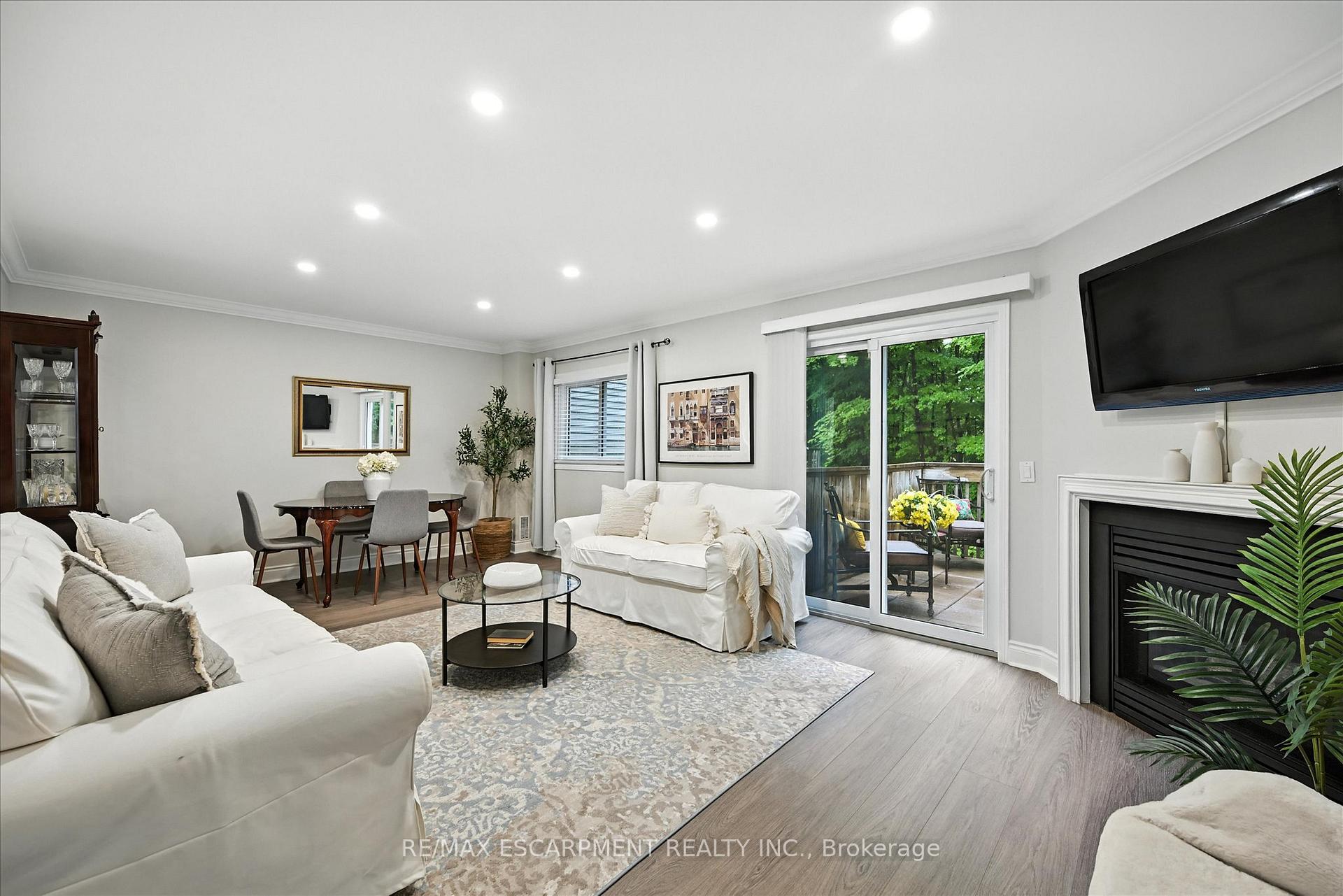 3 Bedrooms Condo at 2110 CLEAVER, Burlington For sale