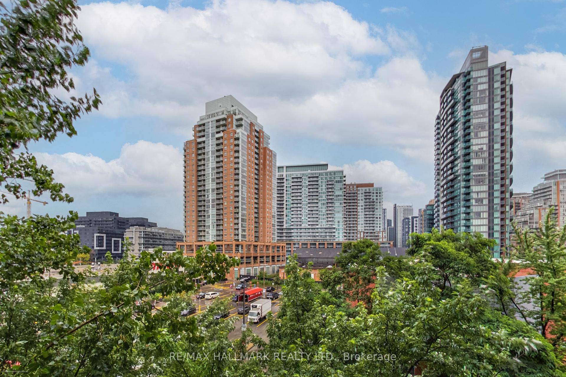 2 Bedrooms Condo at 43 Hanna, Toronto For sale