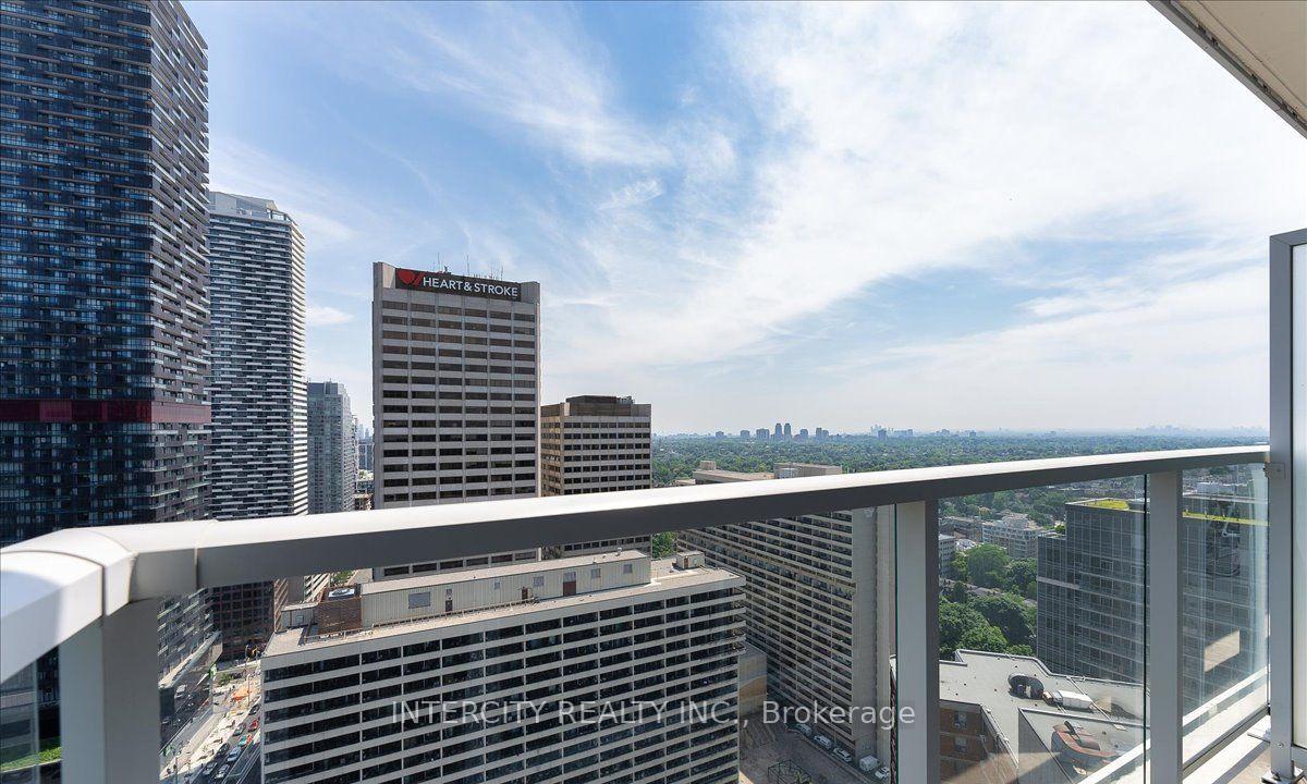 3 Bedrooms Condo at 33 Helendale, Toronto For sale