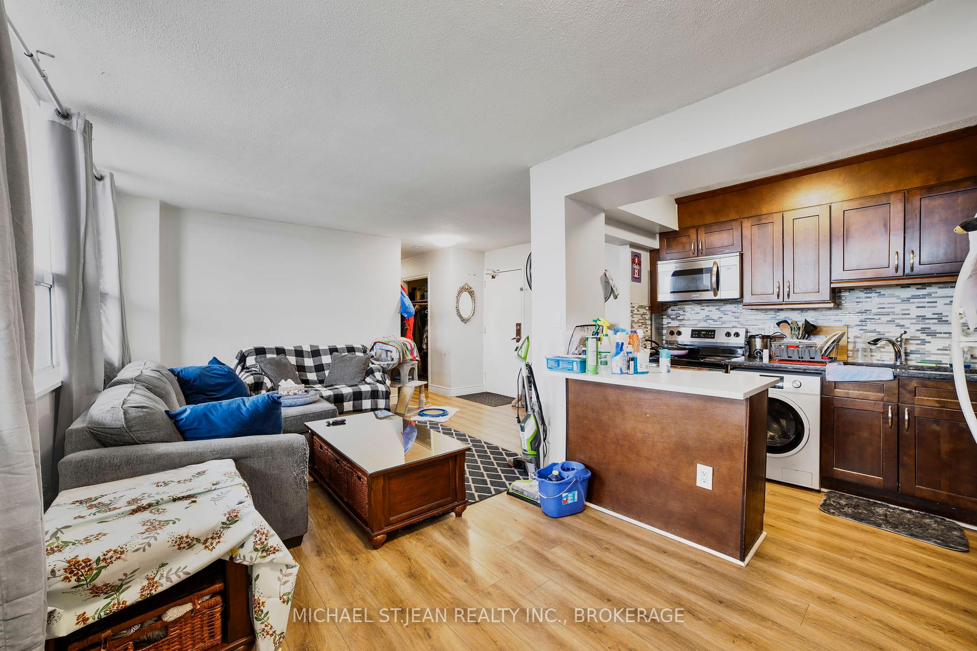 3 Bedrooms Condo at 15 Albright,  Hamilton For sale