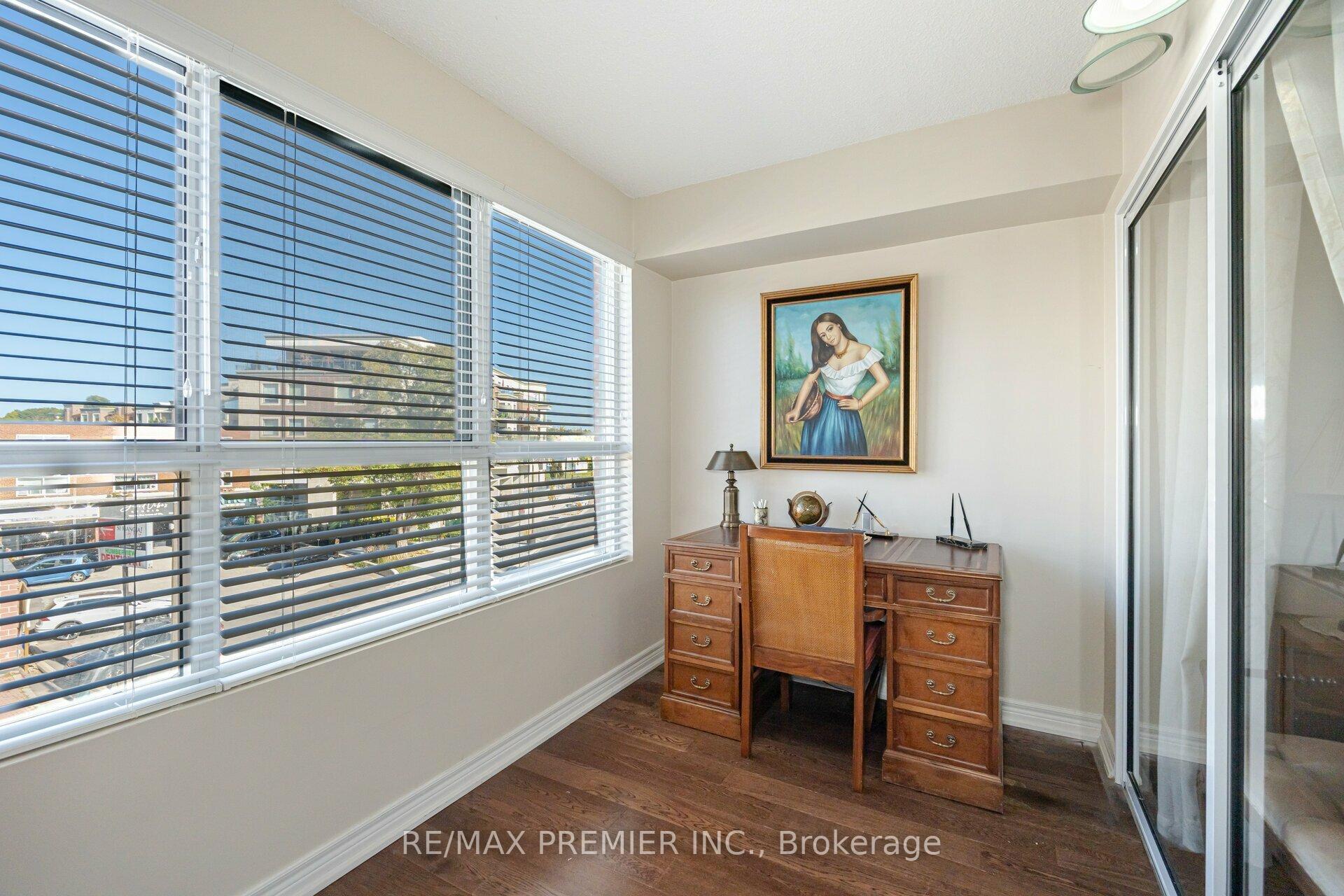 2 Bedrooms Condo at 121 Woodbridge,  Vaughan For sale