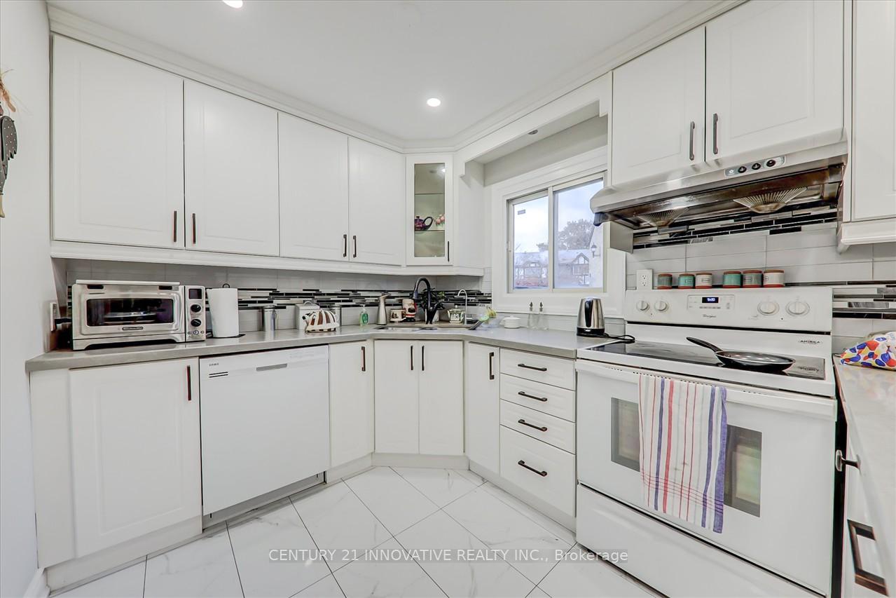 4 Bedrooms Condo at 100 Burrows Hall,  Toronto For sale