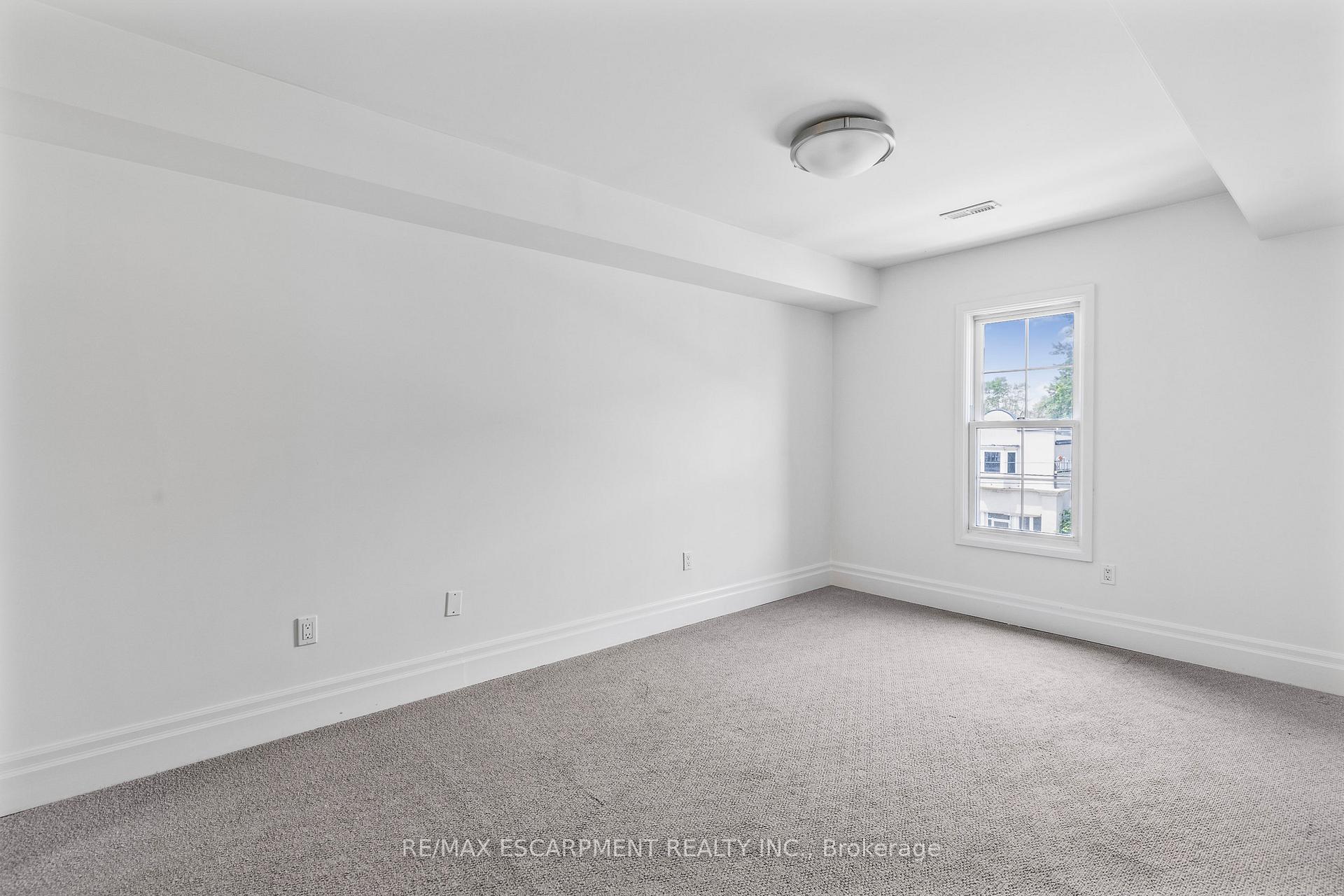 2 Bedrooms Condo at 760 Lakeshore, Mississauga For sale