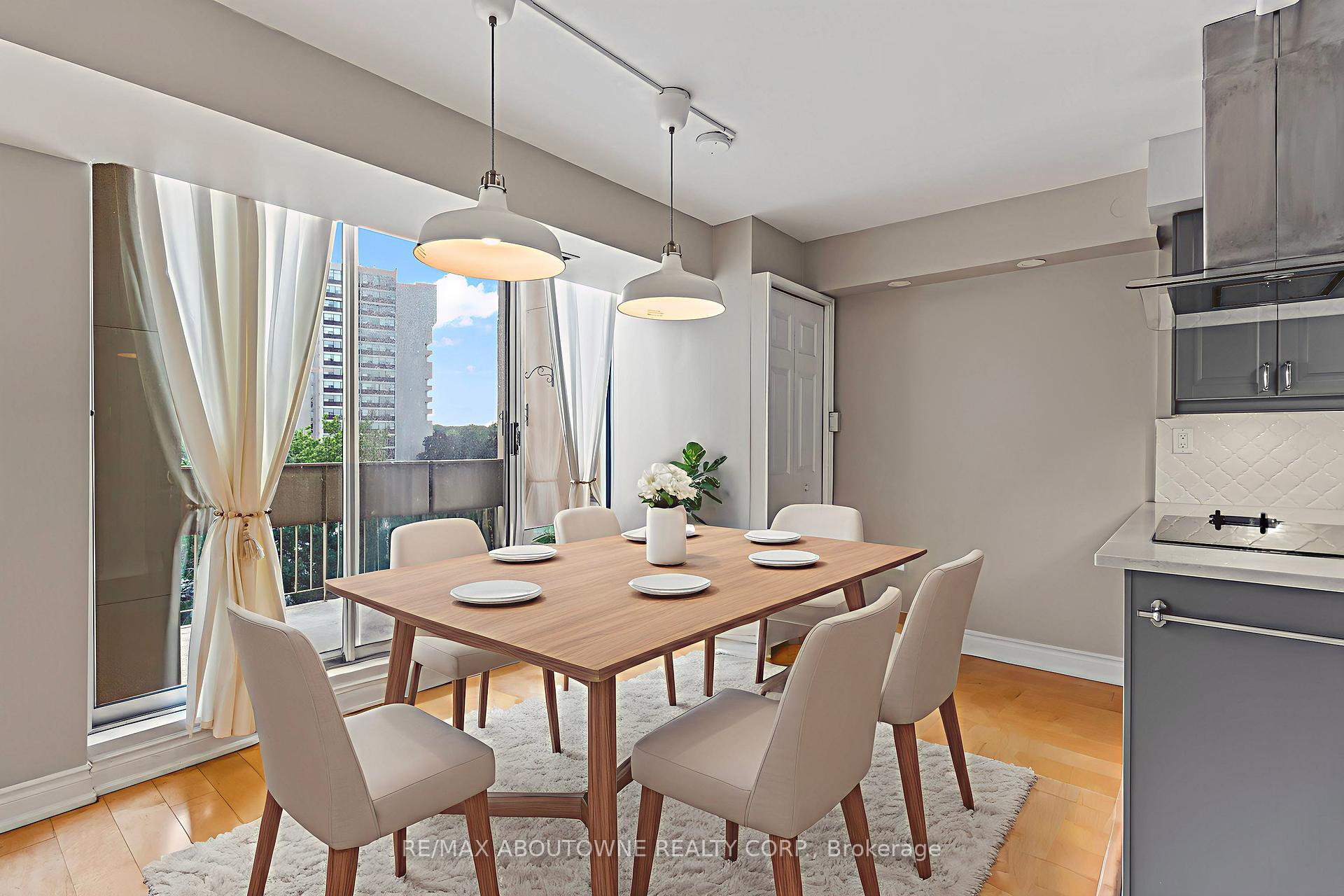 3 Bedrooms Condo at 1300 Marlborough, Oakville For sale