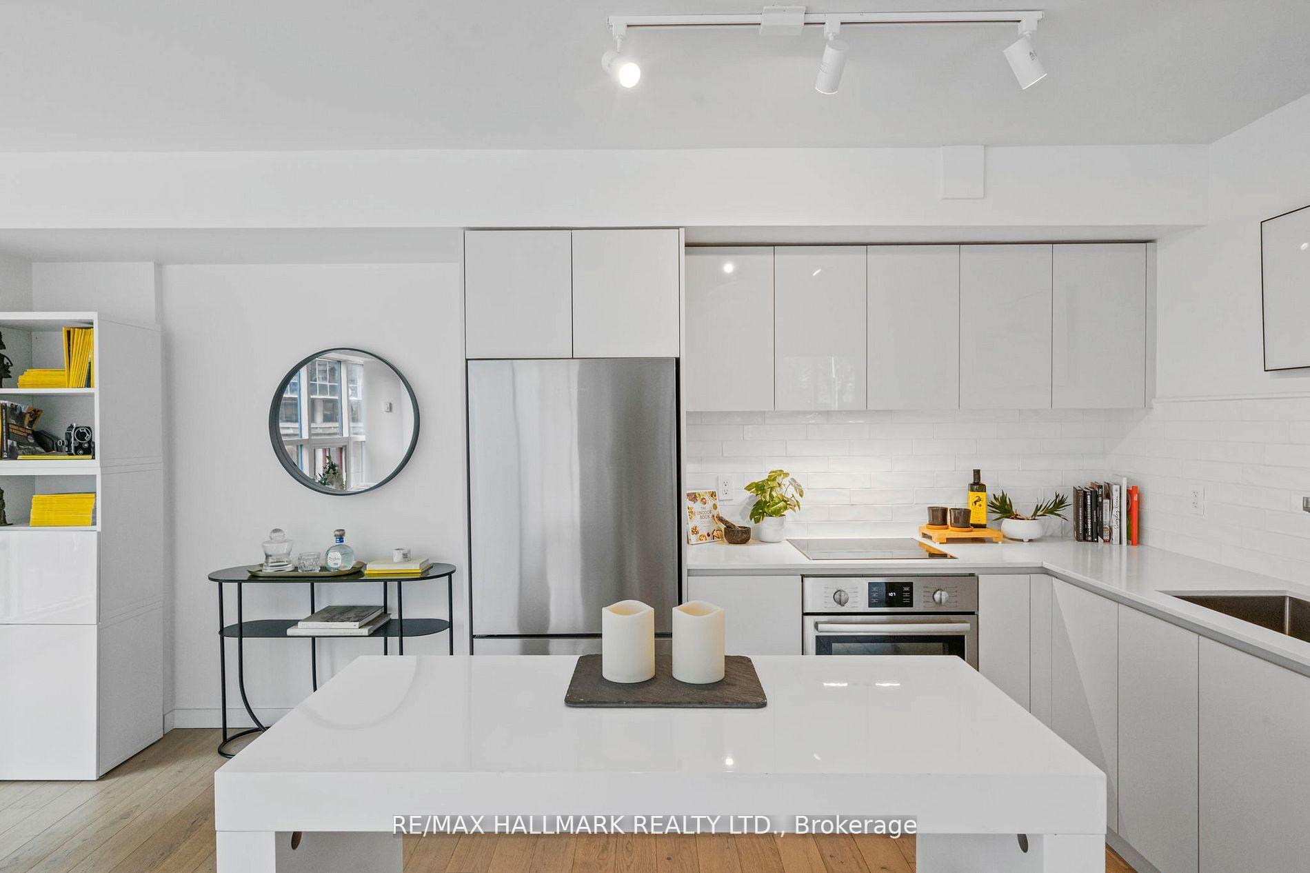 2 Bedrooms Condo at 77 Harbour, Toronto For sale