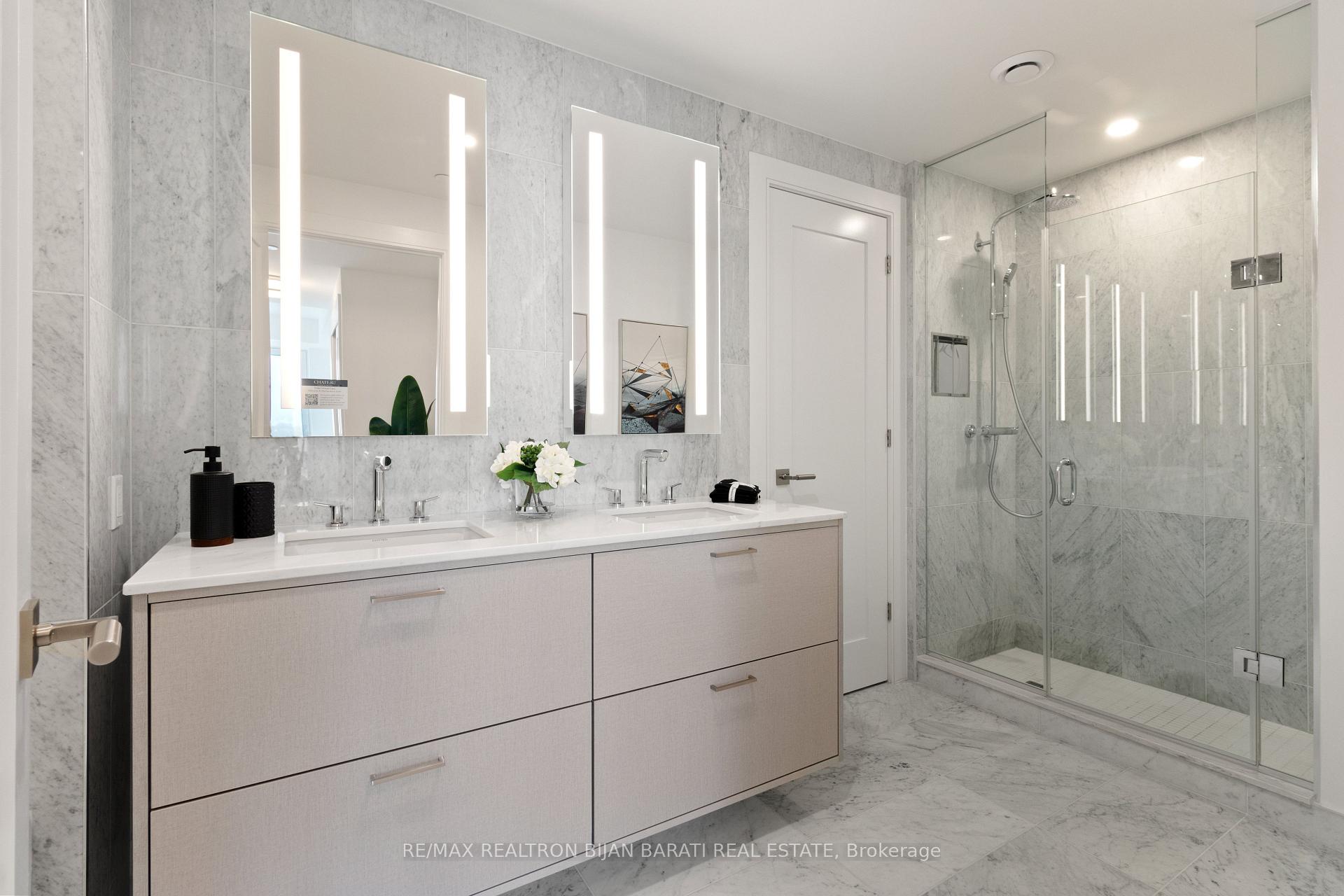 3 Bedrooms Condo at 10 Inn On The Park, Toronto For sale