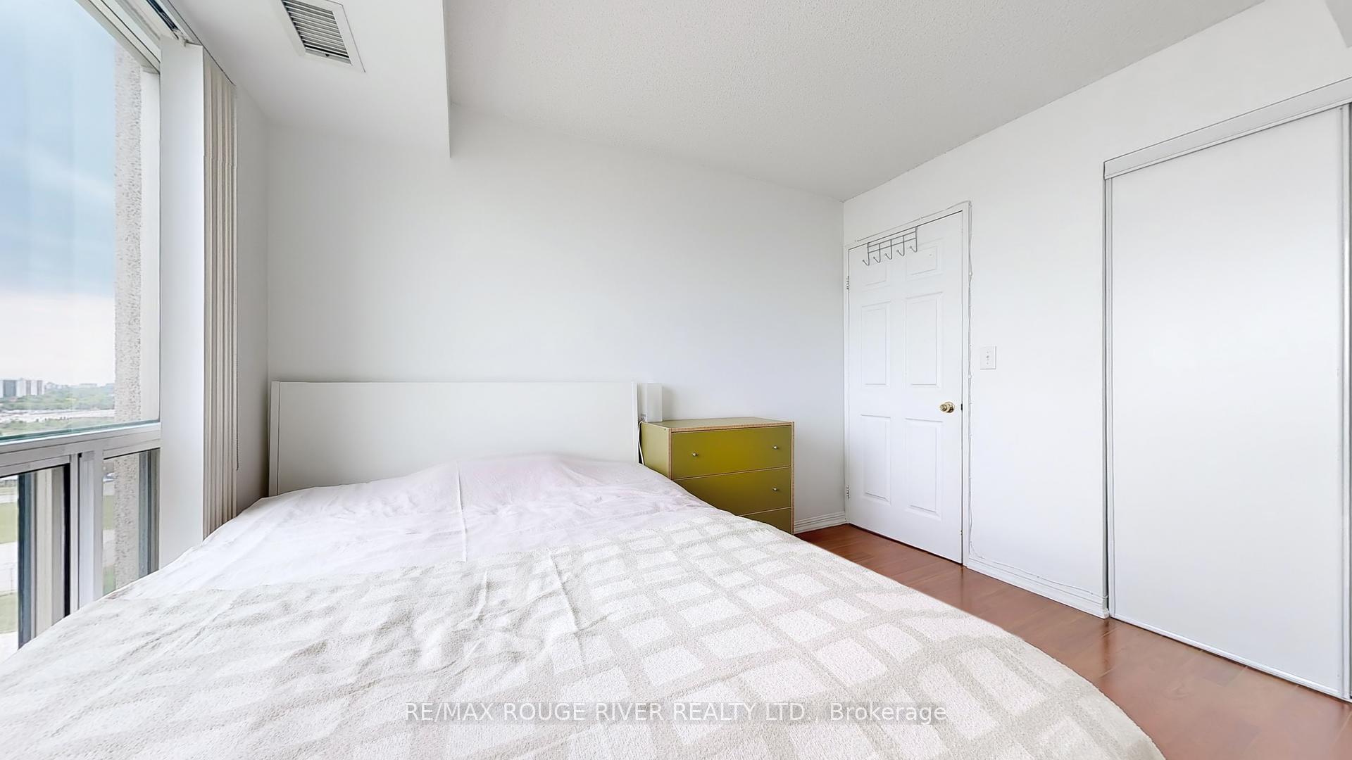 2 Bedrooms Condo at 11 Lee Centre, Toronto For sale