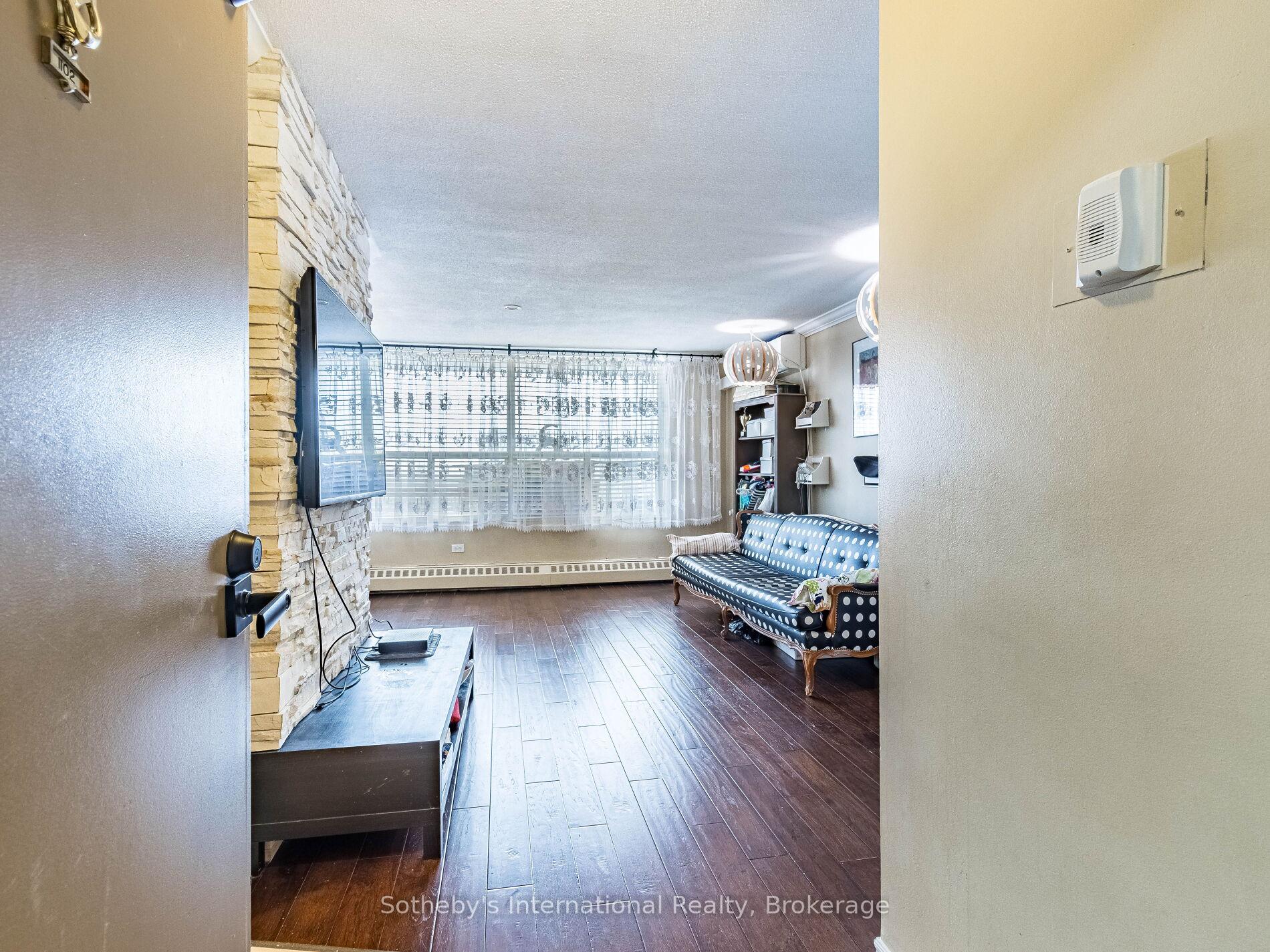 3 Bedrooms Condo at 3120 Kirwin,  Mississauga For sale