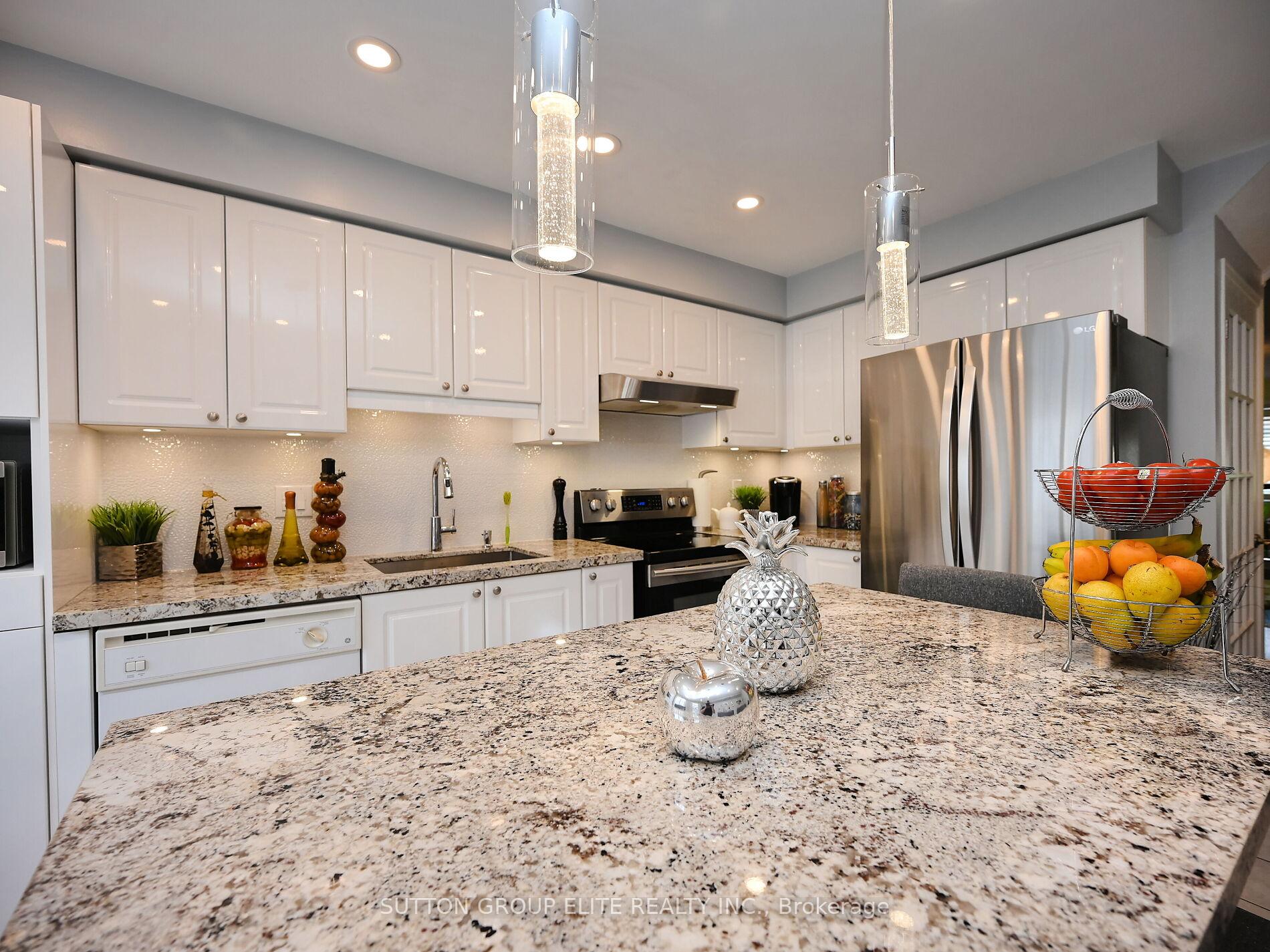 3 Bedrooms Condo at 601 Shoreline, Mississauga For sale