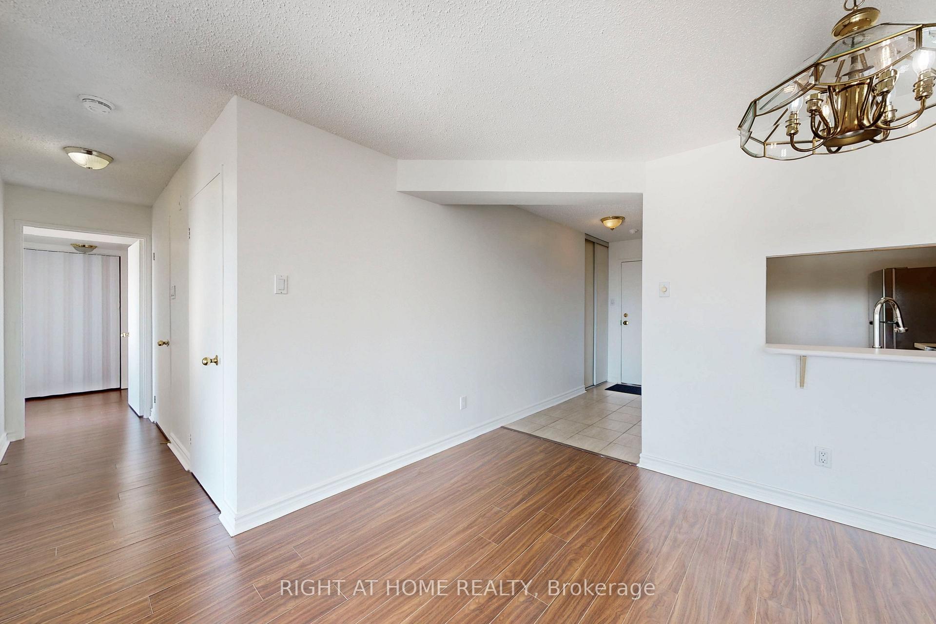 3 Bedrooms Condo at 4 Park Vista, Toronto For sale