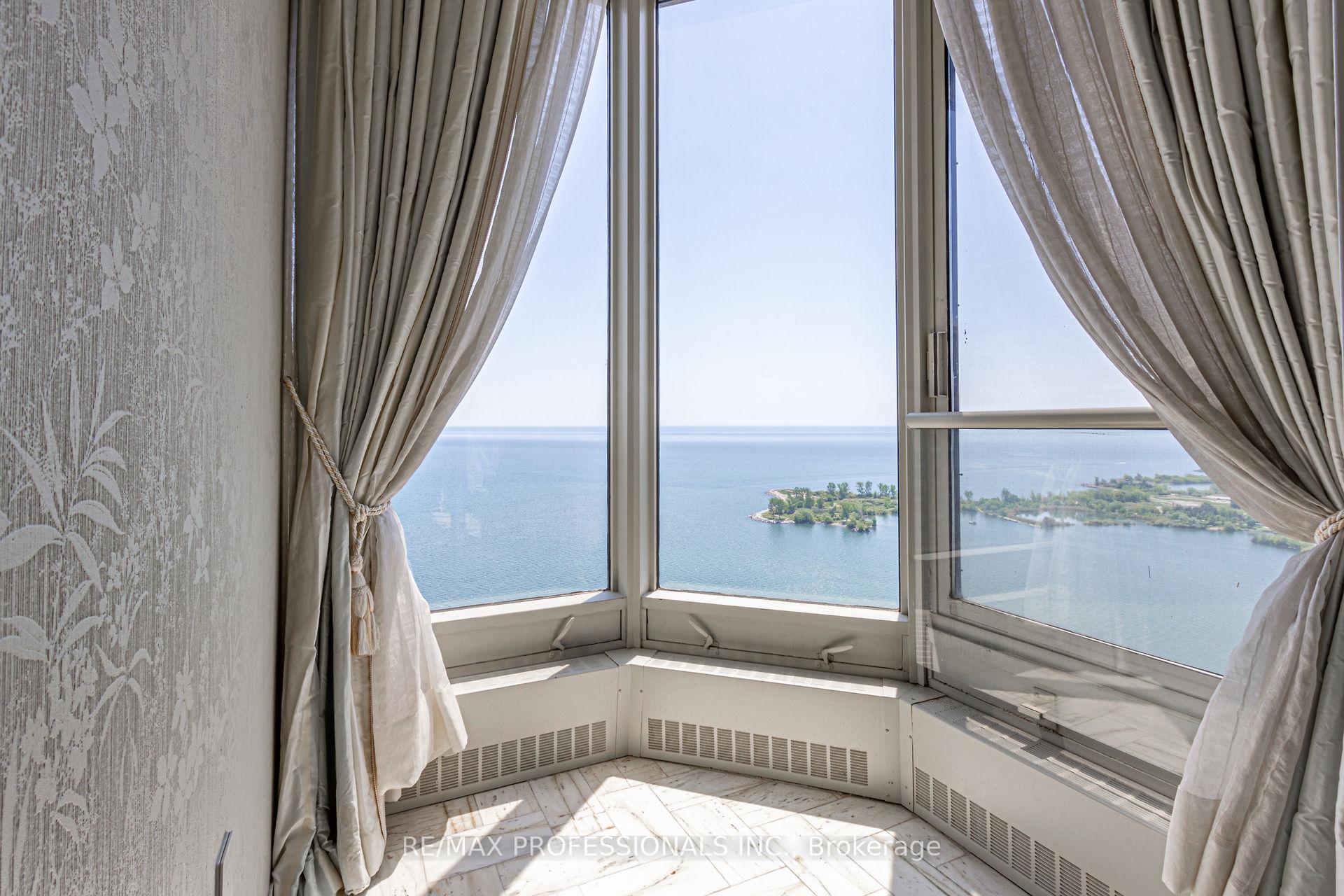 3 Bedrooms Condo at 2045 Lake Shore,  Toronto For sale