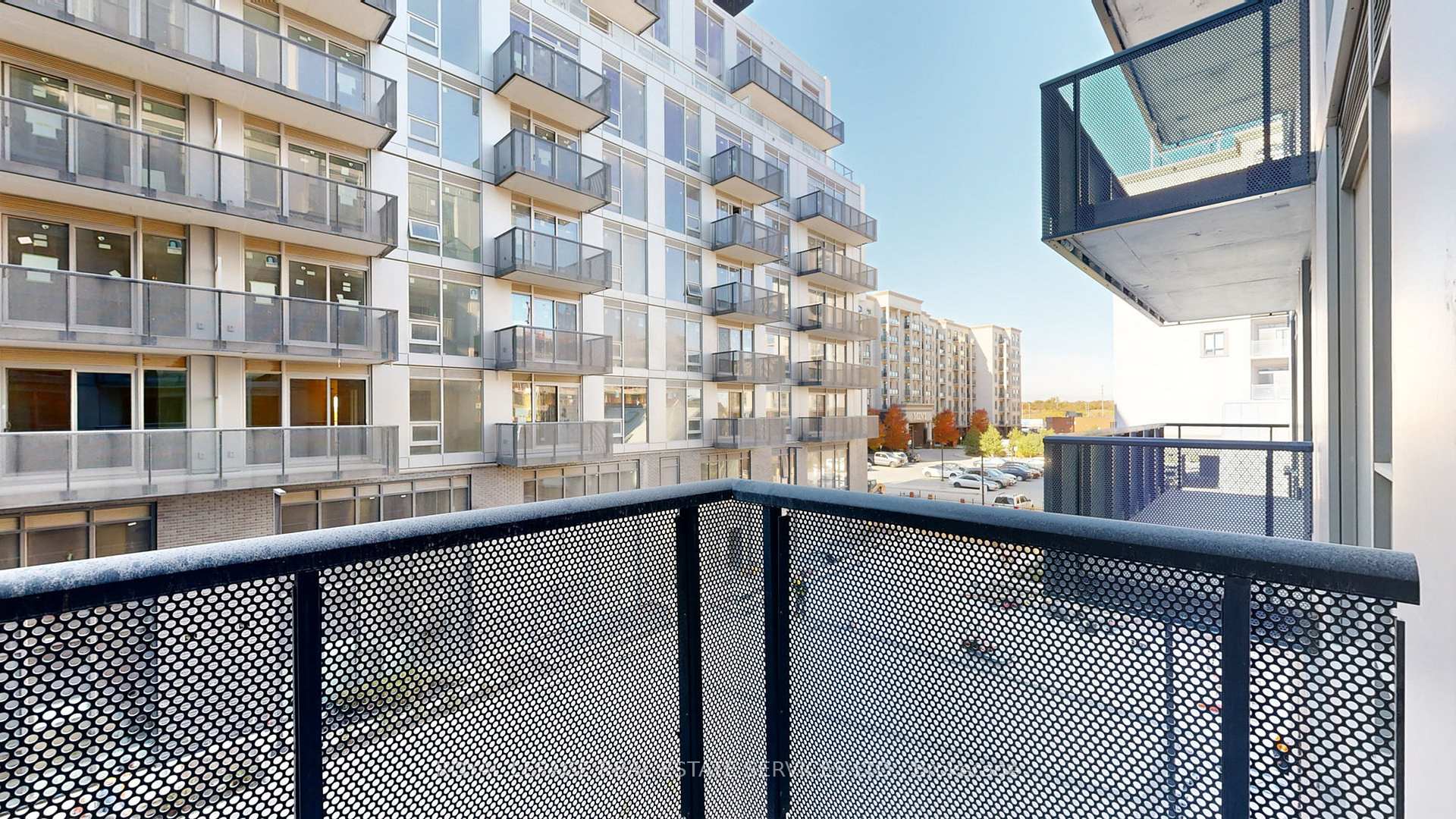 2 Bedrooms Condo at 2450 Old Bronte, Oakville For sale