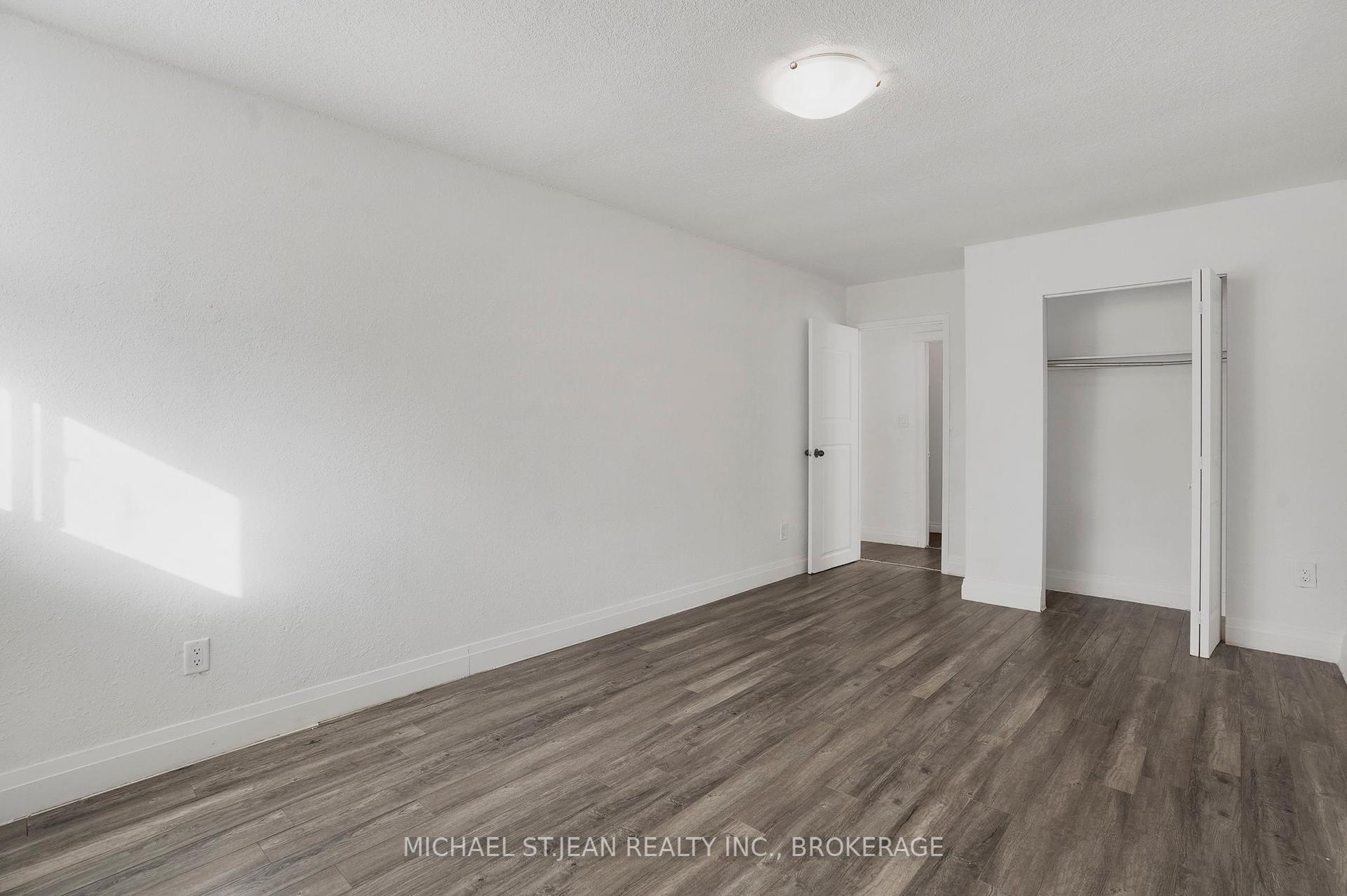 3 Bedrooms Condo at 15 Albright,  Hamilton For sale
