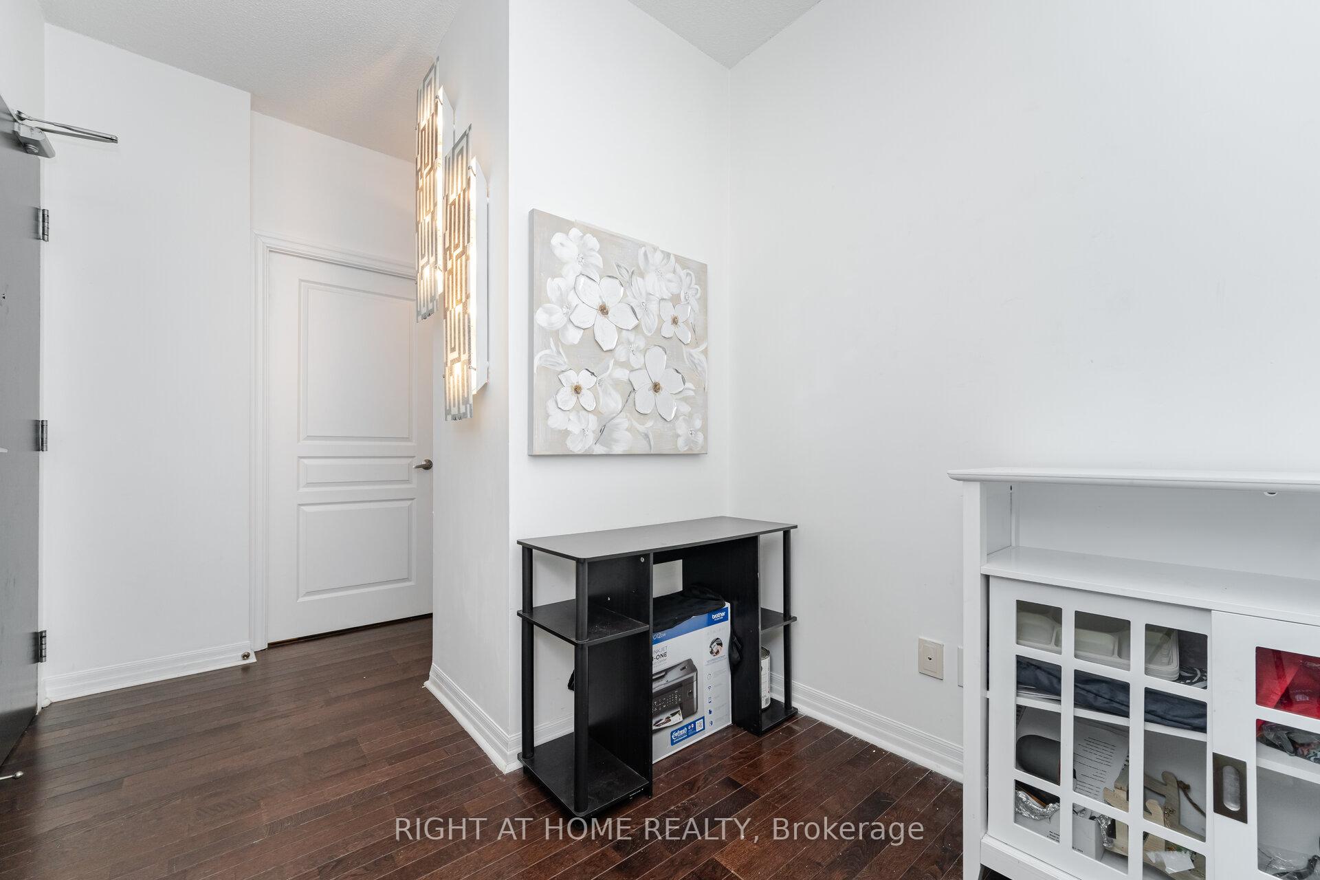 2 Bedrooms Condo at 225 Webb, Mississauga For sale