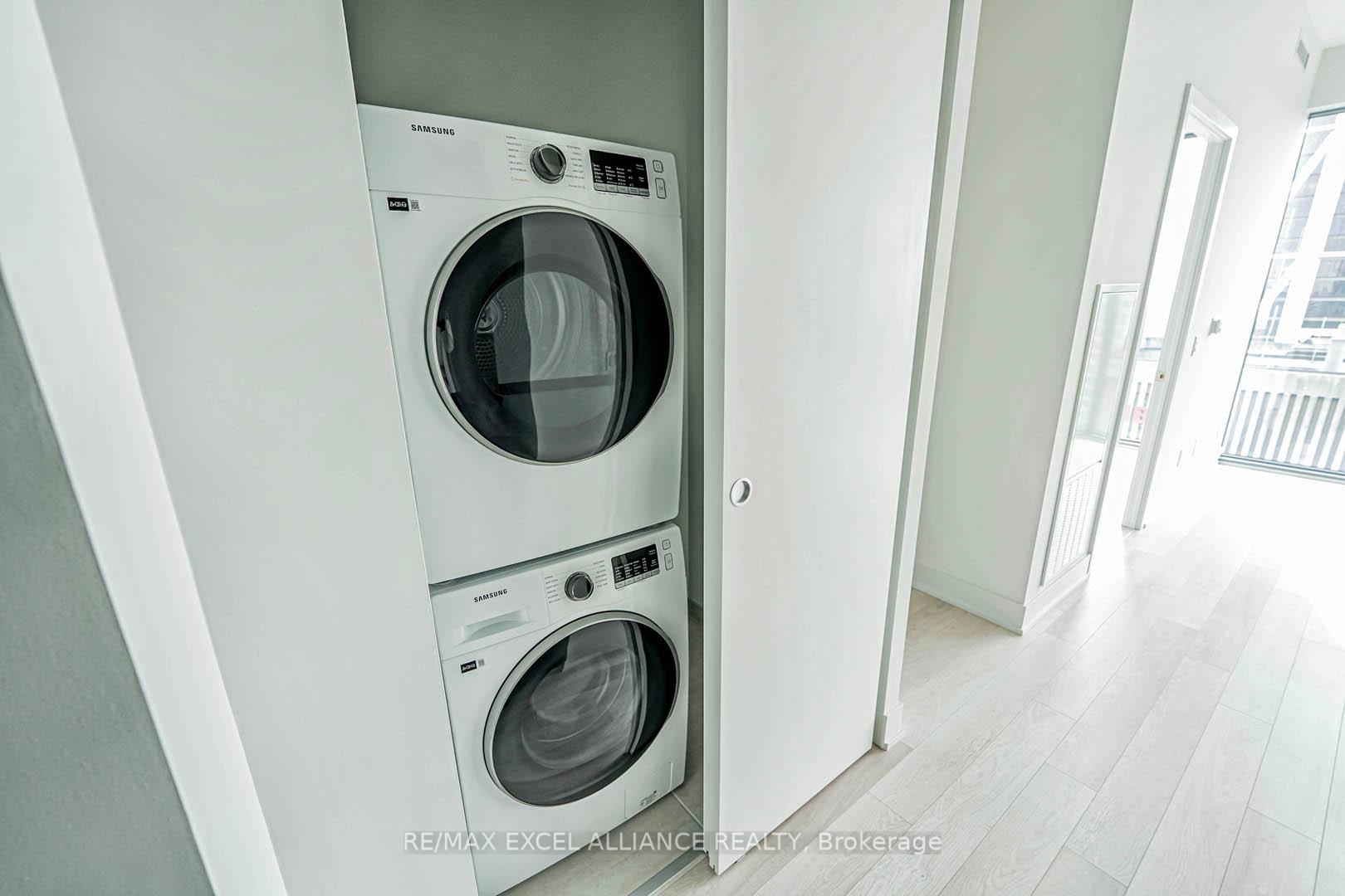 2 Bedrooms Condo at 8 Cumberland, Toronto For sale