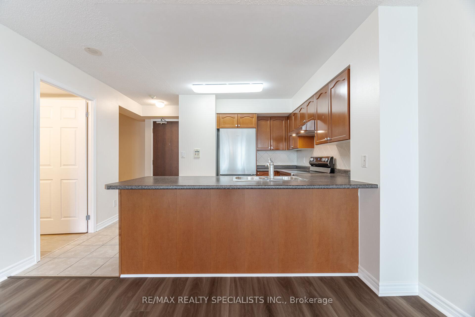 2 Bedrooms Condo at 335 Rathburn, Mississauga For sale