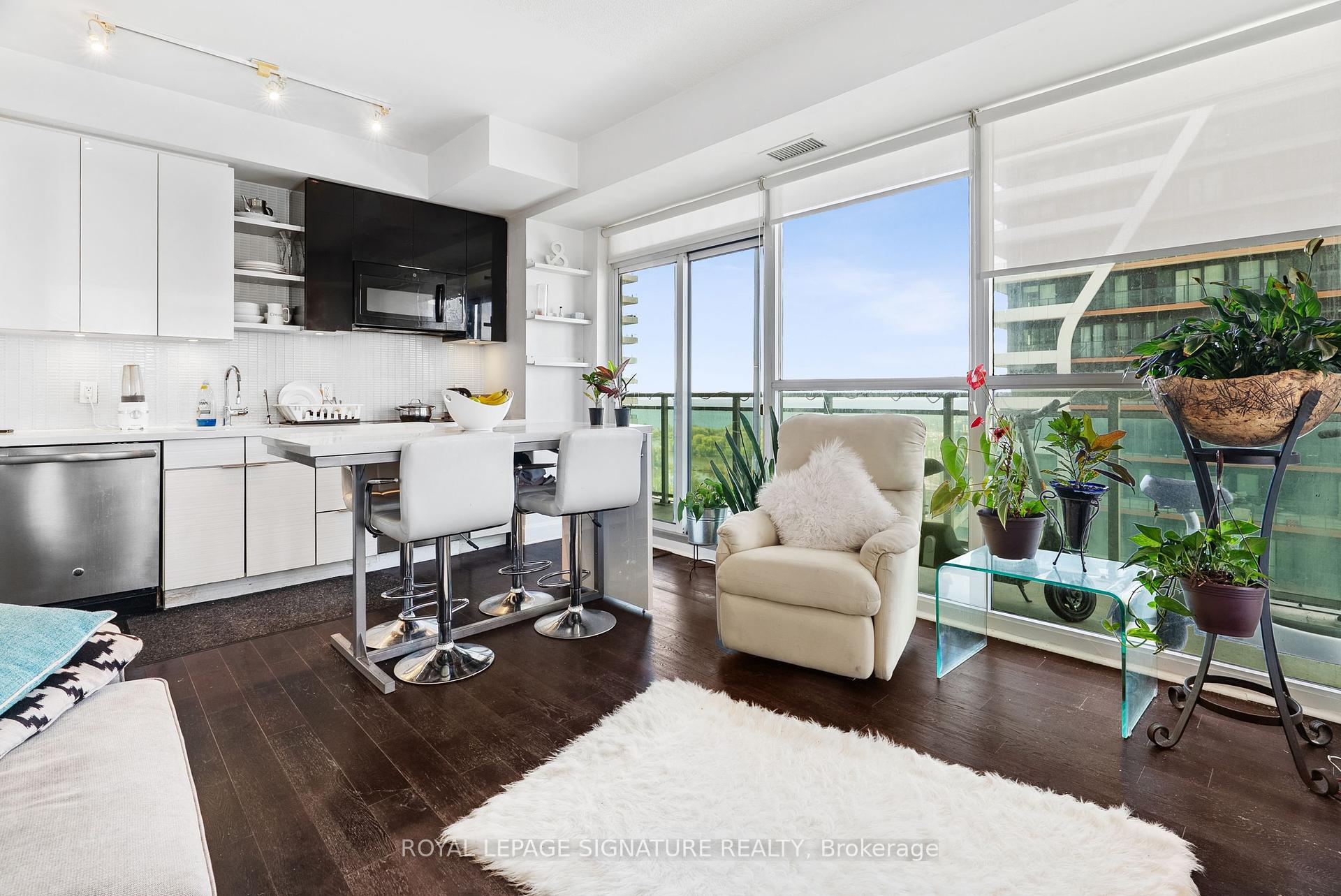 2 Bedrooms Condo at 33 Shore Breeze, Toronto For sale