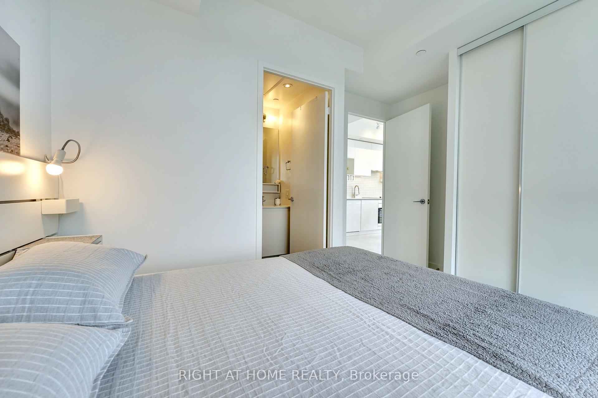 2 Bedrooms Condo at 898 Portage, Vaughan For sale