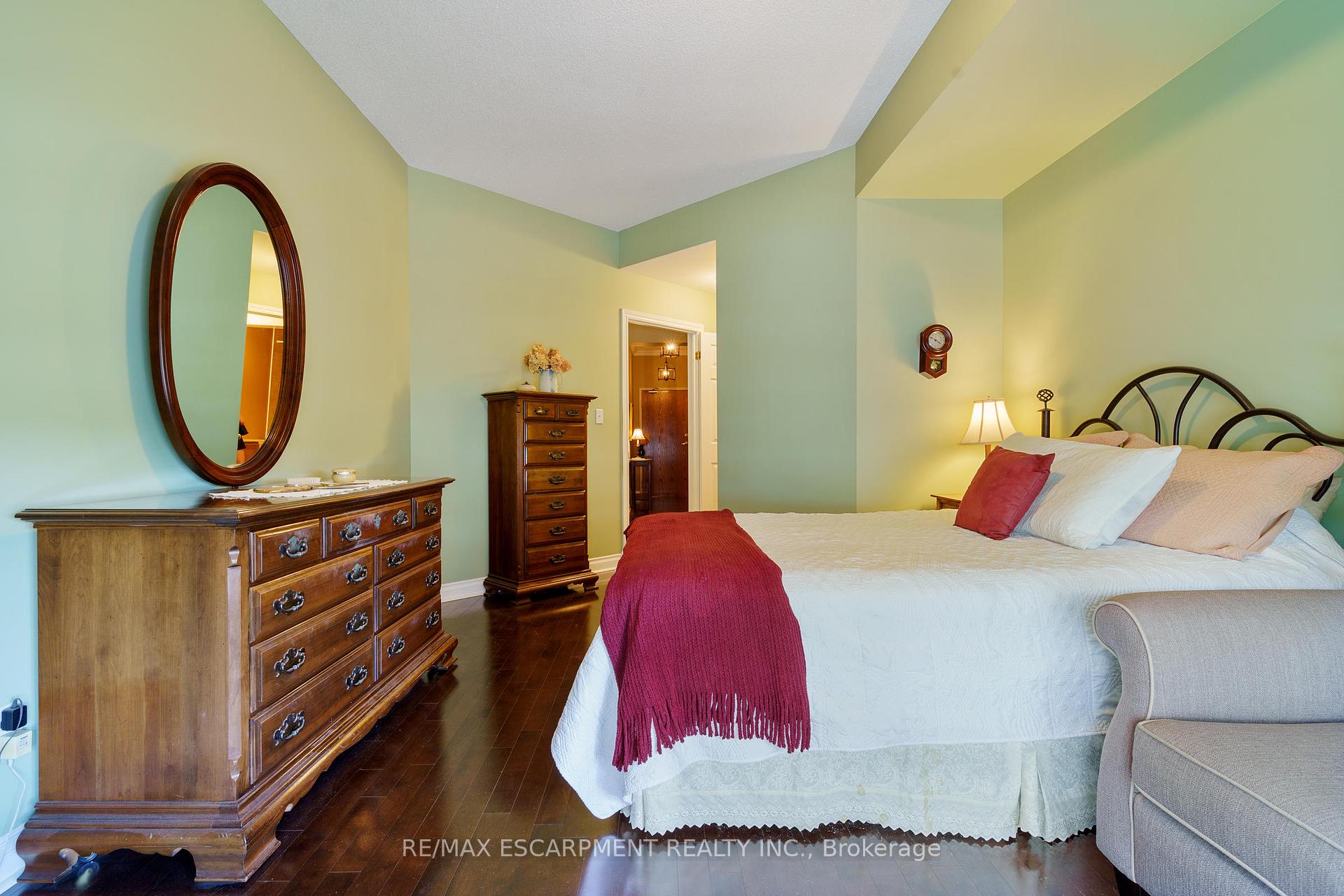 2 Bedrooms Condo at 4000 Creekside, Hamilton For sale