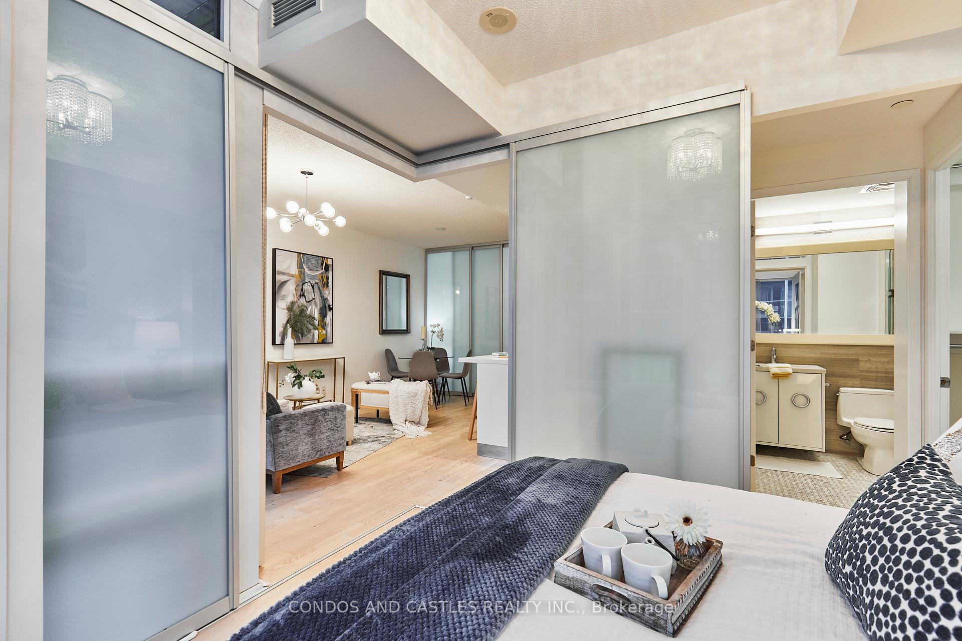 2 Bedrooms Condo at 88 Park Lawn, Toronto For sale
