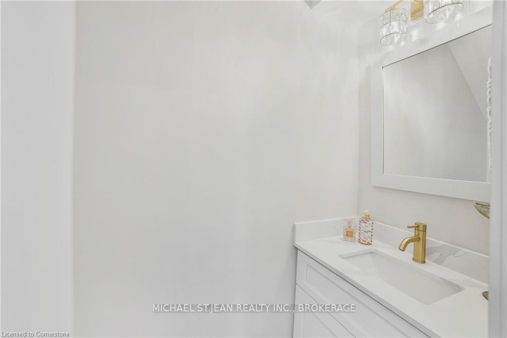 2 Bedrooms Condo at 621 Francis, Burlington For sale