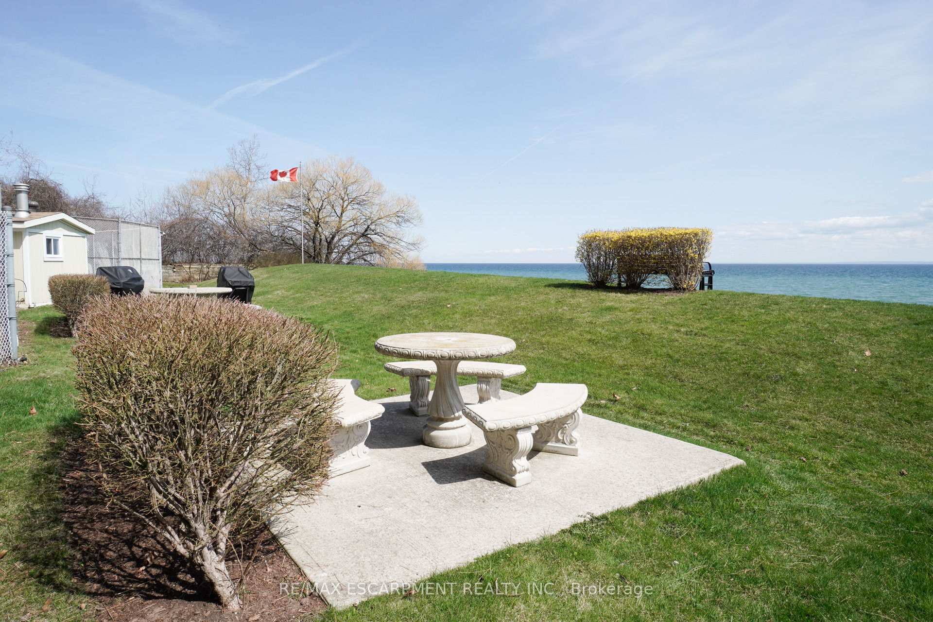 2 Bedrooms Condo at 5280 Lakeshore,  Burlington For sale