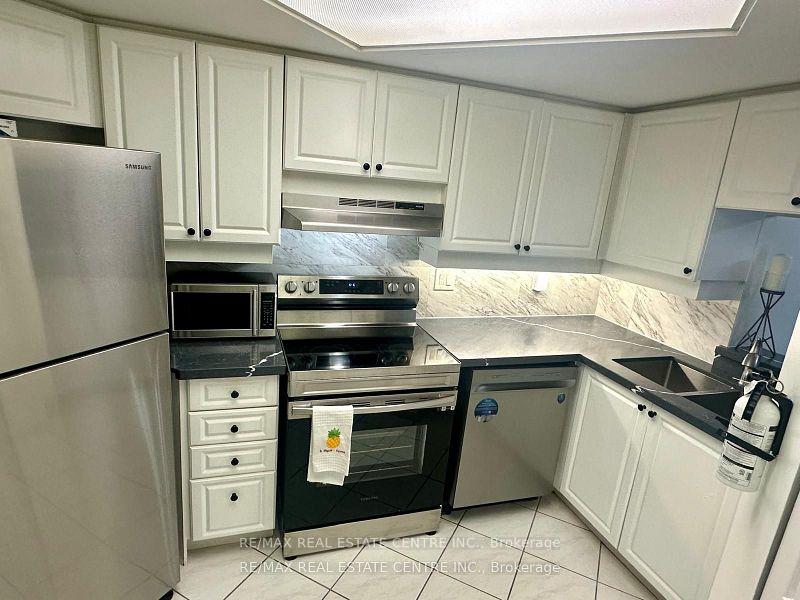3 Bedrooms Condo at 250 Webb, Mississauga For sale