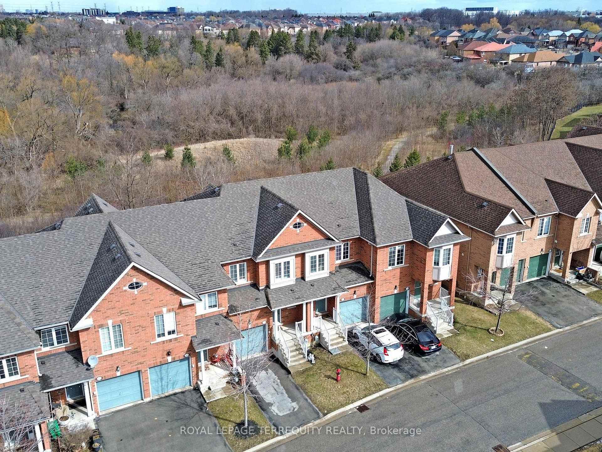 4 Bedrooms Condo at 6399 Spinnaker,  Mississauga For sale