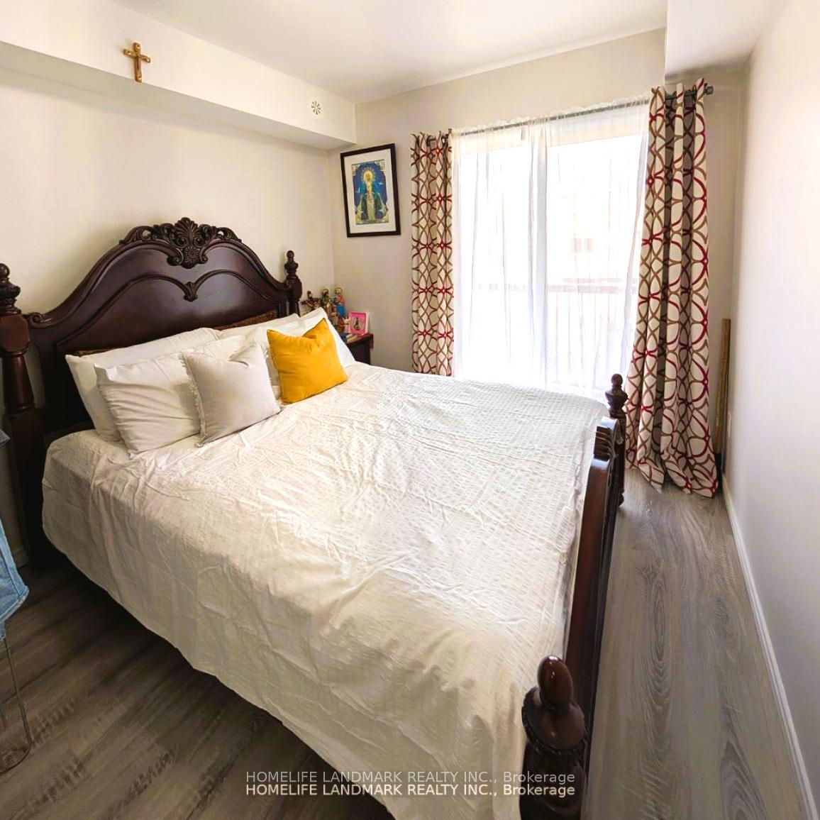 2 Bedrooms Condo at 80 Orchid Place,  Toronto For sale