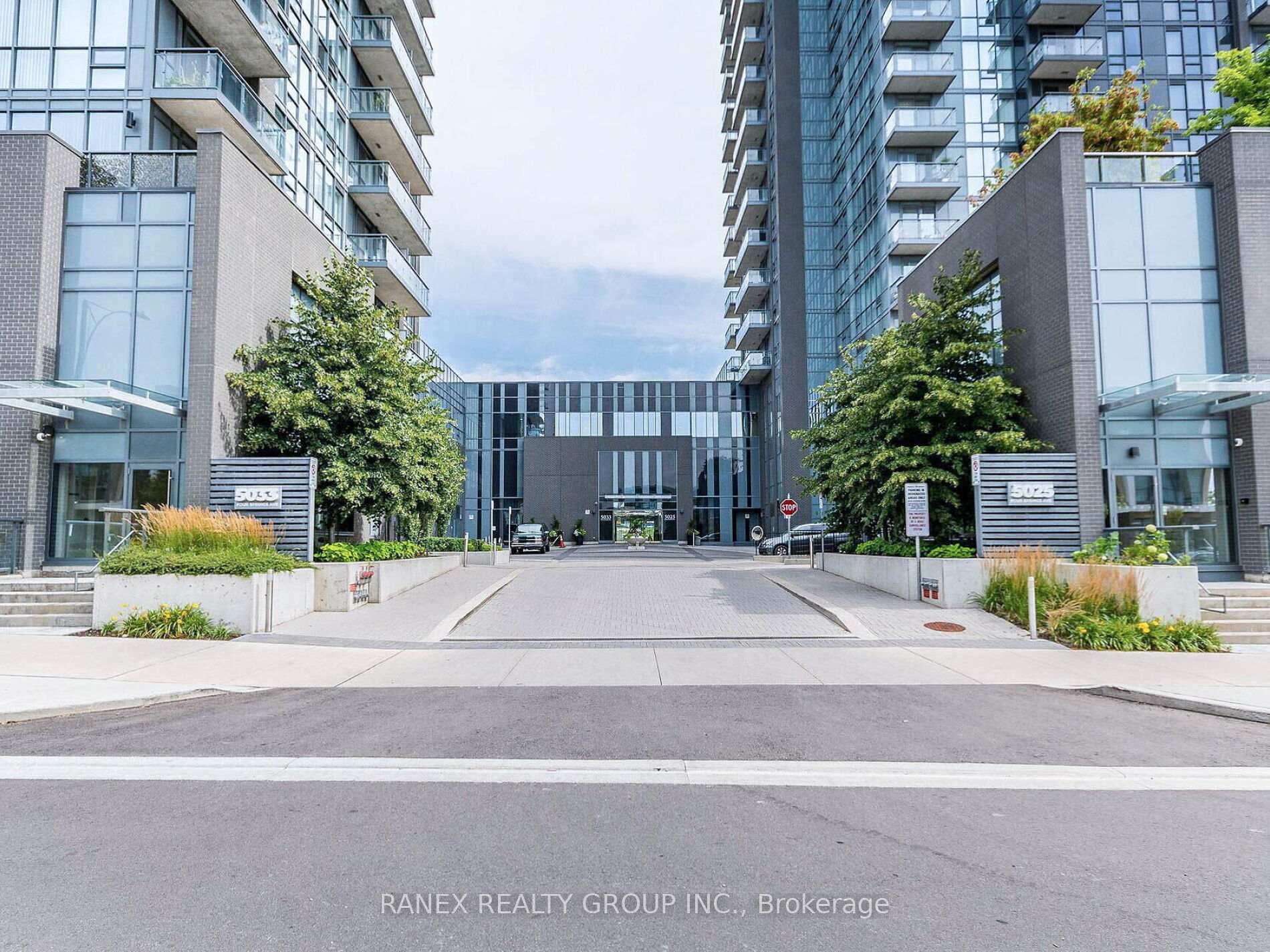 2 Bedrooms Condo at 5025 Four Springs, Mississauga For sale