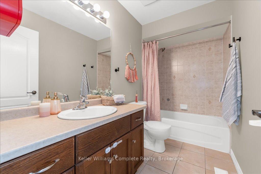 3 Bedrooms Condo at 6 Liddycoat,  Hamilton For sale